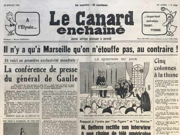 Couac ! | N° 2283 du Canard Enchaîné - 22 Juillet 1964 | La conférence de presse du général de Gaulle, par R. Tréno - Cette satire présente un faux compte rendu d'une conférence de presse fictive et à venir du général de Gaulle. Les questions des journalistes, toutes fictives, mettent en lumière différentes thématiques et controverses de l'époque. La première question aborde le triomphe de Goldwater aux États-Unis et suggère que cela serait une victoire pour de Gaulle. La réponse ironique du général suggère que de Gaulle préfère les situations de crise pour mieux affirmer son leadership. La deuxième question porte sur la politique anticommuniste de Goldwater, et la réponse satirique suggère que de Gaulle pourrait se réjouir d'une politique plus belliqueuse des États-Unis, car cela justifierait sa propre politique étrangère et sa force de dissuasion. La troisième question, posée par un journaliste américain, met en doute l'anti-communisme radical de Goldwater et suggère que de Gaulle pourrait être considéré comme un communiste selon les critères de Goldwater. La réponse de de Gaulle est à la fois humoristique et sarcastique, soulignant les contradictions de Goldwater et sa propre position dans le contexte international. La dernière question aborde le télégramme de de Gaulle au fils de Maurice Thorez et la promotion d'un colonel communiste. La réponse de de Gaulle évite la question en se concentrant sur d'autres sujets, tels que les autoroutes et la production de viande, tout en adressant un message de soutien aux ouvriers licenciés. Dans l'ensemble, Tréno utilise l'humour pour commenter les événements politiques et les controverses de l'époque, tout en mettant en lumière le style caractéristique et la personnalité du général de Gaulle. | 2283