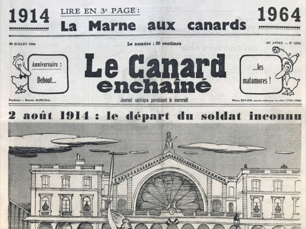 Couac ! | N° 2284 du Canard Enchaîné - 29 Juillet 1964 | Hiroshima fol amour ..., par R. Tréno - Cet article critique vivement la politique militaire et nucléaire du général de Gaulle, ainsi que ses orientations nationalistes et autoritaires. Les points abordés :  Le général de Gaulle, obsédé par la préparation à la guerre, veut que la France soit armée de bombes atomiques pour être prête en cas de conflit. L'utilisation du terme "Hiroshima" comme unité de mesure pour évaluer la puissance des armes nucléaires démontre l'obsession destructrice du général. L'article critique l'orientation nationaliste et militariste du régime de de Gaulle, qui privilégie la force de frappe au détriment des investissements civils nécessaires. Il soulève des questions sur l'utilisation des fonds publics pour financer l'armement nucléaire, alors que d'autres secteurs prioritaires manquent de financement. La réorganisation proposée du Conseil économique, visant à supprimer le Sénat, est critiquée comme une tentative d'accroître le contrôle du pouvoir exécutif sur les décisions économiques, au détriment de la représentation démocratique. L'article met en doute l'indépendance réelle de la politique étrangère de la France, soulignant l'importance croissante des capitaux étrangers dans l'économie française. En résumé, l'article dépeint de Gaulle comme un dirigeant autoritaire et belliqueux, préoccupé par la puissance militaire de la France au détriment des besoins civils et des principes démocratiques. | 2284