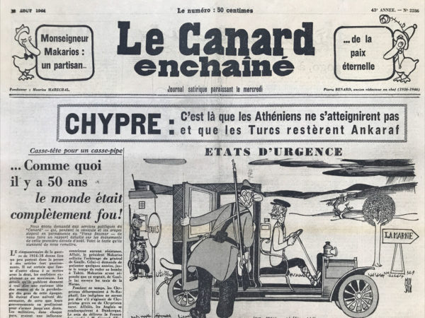 Couac ! | N° 2286 du Canard Enchaîné - 12 Août 1964 | Les tricheurs - L'ironie cinglante de Gabriel Macé dans cet article met en lumière les diverses formes de tricherie présentes dans la société, du bac aux sphères politiques. En pointant du doigt des personnalités telles que Fouché, Christian, Peyrefitte, Giscard d'Estaing et bien d'autres, Macé dénonce avec humour et sarcasme les pratiques trompeuses et corruptrices qui gangrènent différents secteurs de la société française. La triche au bac est présentée comme le début d'une vaste opération d'épuration, où les tricheurs, petits et grands, sont visés sans merci. Mais l'article ne s'arrête pas là, il élargit le champ de la critique en pointant du doigt les artisans de la tricherie dans le domaine des loisirs, comme ceux qui trichent aux boules ou à la belote. Le texte prend une tournure politique en évoquant des noms tels que Peyrefitte, Giscard d'Estaing, ou encore des références au Palais-Bourbon et au Conseil d'État. Ces personnalités politiques sont accusées de diverses malversations, allant de la manipulation des chiffres à la trahison de la confiance du peuple français. Ainsi, à travers l'humour et la satire, Gabriel Macé dénonce les pratiques malhonnêtes qui sévissent dans la société, mettant en lumière l'importance de l'éthique et de l'intégrité dans tous les domaines de la vie publique et privée.   | 2286