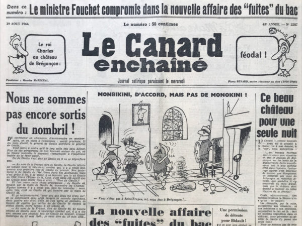 Couac ! | N° 2287 du Canard Enchaîné - 19 Août 1964 | Nous ne sommes pas encore sortis du nombril !  de R. Tréno - C'est un véritable festival d'autofélicitations où l'on célèbre le culte de la personnalité à son paroxysme ! Dans ce ballet d'égos, mardi prochain, le 25 août, le général de Gaulle s'apprête à glorifier... le général de Gaulle lui-même ! Il semble que cette fois, il n'y aura plus de détours ni de faux-semblants. On peut s'attendre à un discours direct et sans ambages de la part de celui qui ne reculait devant rien pour mettre en avant ses propres mérites. Le tableau est saisissant : de Gaulle rendra hommage à de Gaulle pour son courageux combat qui, il y a vingt ans, le propulsa au pouvoir. Si le de Gaulle de 1944 libéra Paris des Allemands, c'est grâce à sa propre gloire et à sa légende qu'il parvint à conquérir l'Élysée en 1958, mettant ainsi fin à l'ère de M. Coty. Et voilà que dans une mise en scène digne d'un conte de fées, de Gaulle 44 se tiendra la main de de Gaulle 64 pour descendre les Champs-Élysées comme il y a deux décennies, avant de remonter la même avenue, cette fois avec de Gaulle 64 tenant la main de de Gaulle 44. Un spectacle à couper le souffle qui se répétera encore et encore, jusqu'à la prochaine apothéose dans quatre ans, où de Gaulle 68 louera les vertus de de Gaulle 58 devant la statue érigée entre-temps à la gloire de de Gaulle 40. Une mise en scène grandiose, mais ô combien narcissique, qui révèle les travers du culte de la personnalité dans certains pays. | 2287