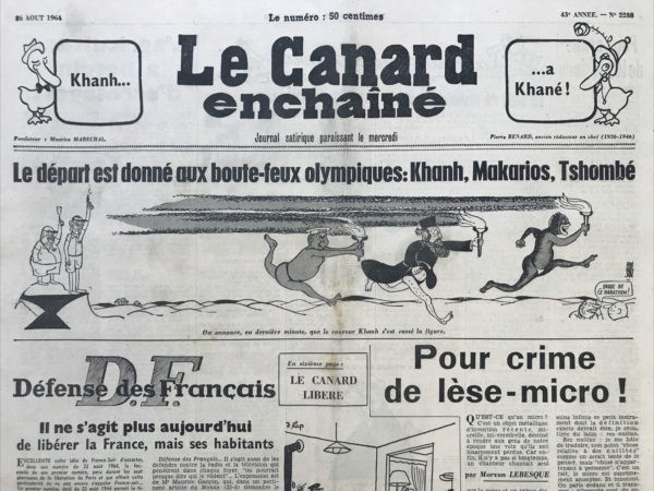 Couac ! | N° 2288 du Canard Enchaîné - 26 Août 1964 | Pour crime de lèse-micro ! Voilà un objet bien singulier, fruit des avancées récentes, mi-oreille, mi-vermicelle, conçu pour restaurer la voix perdue de nos contemporains. Il n'y a pas si longtemps, un chanteur se produisait seul sur scène, un tribun discourait sans artifice à la tribune. Yvette Guilbert captivait son public à La Scala sans le secours de la technologie. Aujourd'hui, ministre ou artiste de la pop culture, la priorité est d'abord à la "sono", ce curieux cordon ombilical pendu devant la bouche des célébrités. Et les mains zélées de l'ingénieur du son installent avec minutie ce petit instrument dont la traduction latine exacte devrait être : "chose n'appartenant à personne". Le microphone, ou "res nullius", comme je me plais à le traduire, est suprêmement anonyme. Il n'intervient pas dans le contenu qu'il transmet, que ce soit du sublime ou du médiocre. Il est la force de frappe, avec un fil au bout, aussi innocent qu'une brebis. Il est notable qu'aucun microphone n'ait porté plainte contre les insanités qui lui sont parfois confiées. C'est pourquoi le crime de lèse-micro n'a pas encore été inscrit dans les textes de loi, au grand soulagement de certains bavards de la R.T.F. Pourtant, ce crime existe bel et bien. Morvan Lebesque, dans son article, relate le cas de M. Jacques Maurel, étudiant à Gerbéviller, récemment inculpé pour "usage de haut-parleur sans autorisation". Sa réaction initiale fut triple : étonnement, satisfaction et effroi. Étonnement devant la prolifération quotidienne des interventions au micro, satisfaction à l'idée d'une éventuelle régulation pour lutter contre le bruit, et enfin effroi à l'idée des conséquences pour ceux qui s'aventureraient à interrompre impromptu une allocution. Pourtant, en examinant les propos de M. Maurel, Lebesque peine à trouver en quoi ils peuvent offenser. Sa courtoisie envers le ministre et sa déclaration en faveur de la paix ne semblent pas mériter une réprimande. Il semble avoir simplement contredit l'affirmation du ministre selon laquelle les héros de demain seraient des héros guerriers. Trancher entre les visions du ministre et de l'étudiant revient à privilégier la logique : il est plus plausible que des héros de paix se lèvent en France demain. Certes, M. Maurel a été inculpé pour avoir utilisé un haut-parleur sans autorisation, mais cela soulève une question : dans un régime où toute prise de parole impromptue est réprimée, quand pourra-t-on faire entendre des voix dissidentes ? Qui viendra au secours de ceux qui, peut-être demain, s'empareront d'un micro pour crier sans autorisation "Vive la force de frappe !" ou "Vive de Gaulle !" ? | 2288