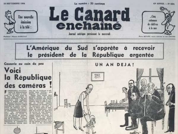 Couac ! | N° 2291 du Canard Enchaîné - 16 Septembre 1964 | Causerie au coin du peu - Voici la République des caméras ! L'article de R. Tréno offre une critique percutante de la manière dont le gouvernement, représenté par MM. Pompidou et Giscard d'Estaing, présente le budget de l'année à la télévision. Tréno souligne le caractère unilatéral de cette présentation, où les citoyens-contribuables n'ont pas la possibilité de faire part de leurs suggestions, remarques ou critiques. Il propose alors une idée audacieuse : élire des représentants des téléspectateurs qui pourraient dialoguer directement avec les responsables politiques lors de la présentation du budget. Cette proposition, bien que farfelue en apparence, soulève des questions importantes sur la nature de la démocratie et de la participation citoyenne. Dans cet article, Tréno ne mâche pas ses mots pour critiquer le fonctionnement actuel du système politique, tout en soulignant l'importance d'un dialogue ouvert entre les gouvernants et les gouvernés. Sa conclusion, où il fait référence au général de Gaulle comme le représentant unique des téléspectateurs français, apporte une note d'ironie qui résume habilement le ton satirique de l'ensemble de l'article. CINEMA: LE GENDARME DE SAINT-TROPEZ | 2291