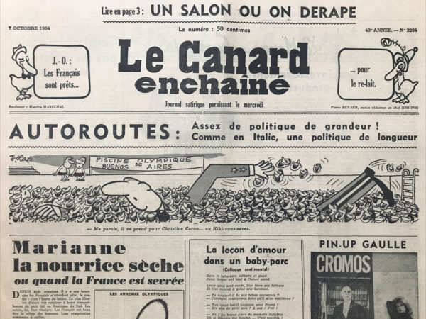 Couac ! | N° 2294 du Canard Enchaîné - 7 Octobre 1964 | Armor, délices et orgues... Le billet de logement - Dans cet article caustique signé R. Tréno, l'auteur critique vivement la présence et l'influence croissantes de l'armée française dans la vie quotidienne et politique du pays depuis le début du régime du général de Gaulle en 1958. Tréno commence par évoquer le soulagement des habitants de Saint-Brieuc lorsqu'ils ont appris que leurs appartements ne seraient pas réquisitionnés pour loger des officiers pendant des manœuvres militaires. Il souligne ensuite l'emprise de l'armée sur la France, comparant cette situation à une réquisition généralisée du pays par les militaires depuis le coup d'État de 1958. L'auteur critique l'utilisation abusive des ressources nationales au profit de l'armée, notamment en matière de logement et de dépenses publiques. Il dénonce également la nomination de militaires à des postes administratifs, y compris dans le domaine de l'éducation, au détriment des civils compétents. Tréno évoque enfin des cas concrets, comme celui d'un lycée où un lieutenant-colonel a été nommé surveillant général, touchant un salaire beaucoup plus élevé qu'un enseignant expérimenté. Il mentionne également la réquisition de lieux historiques pour des activités militaires, illustrant ainsi la mainmise de l'armée sur le patrimoine culturel du pays. En conclusion, Tréno exprime son inquiétude quant à l'avenir de la démocratie en France face à l'influence grandissante de l'armée et évoque avec ironie le plaisir du général de Gaulle à observer les succès des militaires en Amérique du Sud, où ils exercent souvent un pouvoir politique prépondérant. | 2294