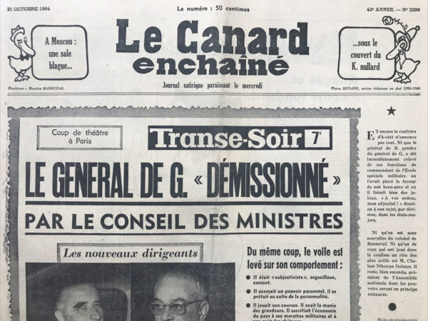 Couac ! | N° 2296 du Canard Enchaîné - 21 Octobre 1964 | Bon baisé de Russie... Tréno, dans cet article, adopte un ton sarcastique pour commenter l'éviction de Khroutchev en Union soviétique et pour extrapoler sur les réactions possibles à de tels événements dans d'autres pays, notamment la France. Il se moque de l'idée de sonder les habitants du département de la Seine sur leur opinion concernant l'éviction de Khroutchev, soulignant l'absurdité de cette démarche dans un contexte où les citoyens soviétiques n'ont pas leur mot à dire sur les affaires politiques de leur pays. Tréno joue également sur l'idée que les dirigeants politiques peuvent être perçus différemment avant et après leur éviction du pouvoir, en faisant référence à des cas historiques et en imaginant des révélations sensationnelles sur des figures politiques comme le général de Gaulle. Il critique également la réaction des communistes français face à l'éviction de Khroutchev, soulignant leur silence et leur manque de réaction face à cet événement majeur. Enfin, Tréno termine sur une note légère en proposant sarcastiquement la création d'un "prix Canard de la Paix" et en ironisant sur l'importance accordée aux élections britanniques par rapport à d'autres événements mondiaux. CRITIQUE POUR "LES SEPT VOLEURS DE CHICAGO" - DÉCÈS DE JANE STICK - VARIÉTÉS PAR ROLAND BACRI: BREL, FANON, RIFFARD, DOUAI - THÉÂTRE PAR ANDRÉ SAUGER: LE FEYDEAU QUI FAIT PSCHITT! "CHAT EN POCHE" | 2296