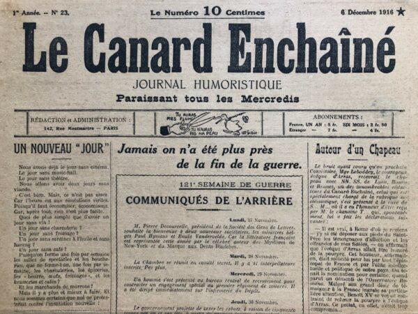 Couac ! | N° 23 du Canard Enchaîné - 6 Décembre 1916 | Un nouveau "jour", article censuré En 1916, la censure, représentée sous les traits d'Anastasie, vieille fille acariâtre et castratrice aux longs ciseaux, est impitoyable et caviarde à tout va pour tous les motifs possibles : échos injurieux ou insultants, propos désobligeants ou tendancieux, mots trop pessimistes, phrases antipatriotiques ou caricatures pacifistes. Le jeune hebdomadaire paraît alors avec des blancs. Pour contourner la censure, il faut jouer de son incohérence et user de subterfuges. Ainsi, dans ce numéro 23 du 6 décembre 1916, l'article "Un nouveau jour", où Georges de la Fouchardière imaginait l'instauration d'un jour sans guerre comme il y avait des jours sans viande, à cause des restrictions, est largement censuré. Mais, trois jours plus tard, l'article est intégralement publié dans L'Oeuvre, de Gustave Téry, stipulant que ce texte avait été censuré par la censure... allemande ! Trompé, le censeur de L'Oeuvre laissa passer l'article. Du coup, puisqu'il avait été accepté dans un autre journal, l'article parut dans le Canard de la semaine suivante, sous le titre, goguenard "D'un tour de canard que nous avons joué à un censeur bête comme une oie". Ce procédé fut réutilisé en 1917 : "La fiancée du poilu", article en vers de G. de la Fouchardière paru dans le numéro 36 du 7 mars, fut entièrement supprimé, mais le journal L'Heure ayant réussi à le publier, le Canard put l'insérer dans ses colonnes la semaine suivante, accompagné d'un nouveau commentaire ironique... SP | 23 3