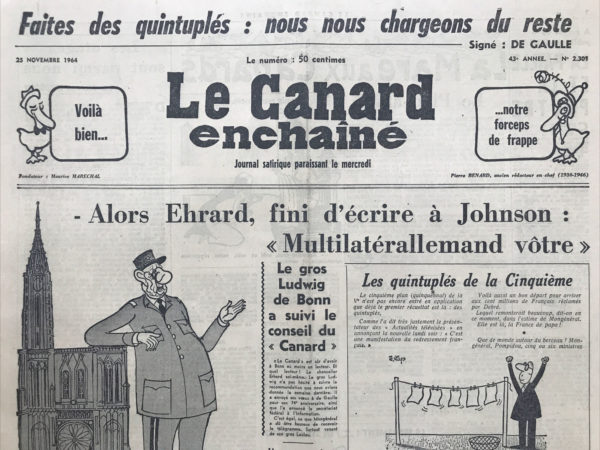 Couac ! | N° 2301 du Canard Enchaîné - 25 Novembre 1964 | A propos de la publicité à l'O.R.T.F. La paille et la poutre - Tréno critique vivement l'incorporation de la publicité dans les médias, en particulier dans la presse écrite. Il souligne comment la présence de la publicité à côté des titres d'informations brouille les frontières entre contenu éditorial et message publicitaire, ce qui peut tromper le lecteur et compromettre la qualité du journal. De plus, il dénonce l'impact de la publicité sur la liberté de la presse, soulignant des cas où des annonceurs ont retiré leur soutien financier à des journaux en réaction à des critiques défavorables. Tréno expose également comment la presse peut être influencée par la publicité d'État ou par des accords commerciaux avec des producteurs de cinéma, compromettant ainsi la liberté de critique. Il dénonce également l'influence subtile de la publicité invisible qui se glisse dans les éditoriaux et les articles pour manipuler l'opinion publique. Enfin, Tréno suggère que la presse devrait réfléchir avant de critiquer la publicité à la télévision, car elle-même est souvent dépendante de l'argent des annonceurs. Il propose même l'idée radicale d'interdire complètement la publicité dans les journaux et de compenser financièrement les pertes par le biais d'une redevance versée par les médias audiovisuels. Cela permettrait, selon lui, de libérer la presse de l'influence de l'argent et de restaurer son intégrité journalistique. | 2301