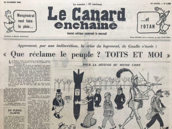 Couac ! | N° 2304 du Canard Enchaîné - 16 Décembre 1964 | Hausse du coût de la mort, par Jérôme Gauthier - L'article dénonce avec véhémence les choix budgétaires du gouvernement français, notamment en ce qui concerne les dépenses militaires, et souligne les conséquences néfastes de ces priorités sur d'autres secteurs, tels que la recherche scientifique et médicale. Gauthier critique vivement l'énorme somme de 8 000 milliards consacrée à la dissuasion nucléaire, qualifiant cette dépense de « poudre aux yeux des moineaux ». Il dénonce le fait que cet argent soit gaspillé dans des projets militaires destructeurs plutôt que d'être investi dans des domaines plus bénéfiques pour la société, comme la recherche médicale. En effet, l'auteur met en lumière le contraste entre les sommes colossales allouées à la dissuasion nucléaire et les maigres budgets accordés à la recherche médicale. Il dépeint le désespoir des scientifiques confrontés à un manque de financement pour leurs travaux, notamment dans le domaine de la lutte contre la leucémie. Cette situation dramatique met en danger la vie de nombreux patients et freine les avancées scientifiques qui pourraient sauver des vies. Gauthier souligne également l'ironie de cette répartition des ressources, où une somme démesurée est dépensée pour la mort tandis que des montants dérisoires sont alloués à la préservation de la vie. Cette injustice est dénoncée avec véhémence, remettant en question les valeurs morales et humanistes de la société. En conclusion, le texte appelle à une prise de conscience collective et à une réorientation des priorités budgétaires vers des domaines qui servent réellement l'intérêt général et le bien-être de la population. | 2304