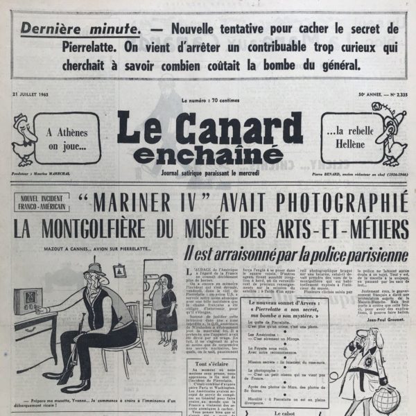 Couac ! | N° 2335 du Canard Enchaîné - 21 Juillet 1965 | Chroniques de la Cour, d’André Ribaud - Le 14 juillet au plus grand bruit — Ridicule du Roi militairement accoutré — Son embonpoint démasqué par l’habit de général — Musiques suprêmes pour le saluer — Jour de gloire du  Baron d’Assaut (Dassault, dont les canons sont montrés ce 14 juillet) — Plaisir de badauderie devant les régiments — Le Roi passe sous le Mont Blanc (création du tunnel) — S’y fait surprendre de rhume — Hoquet de son discours — Fâcheux mariage, sous l’œil espion d’Amérique, de Mars et de Pierrelatte (les Américains accusé d’espionnage sur l’usine militaire française de Pierrelatte) | 2335