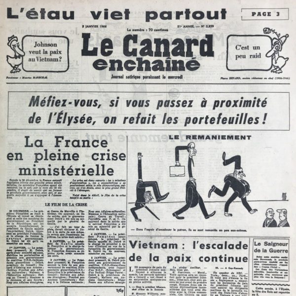 Couac ! | N° 2359 du Canard Enchaîné - 5 Janvier 1966 | Tintin et Michou ou les aventures du Général Haddock, par Escaro - Cette série de planches en page 5 du Canard, met en scène de Gaulle au pinacle de sa puissance sous l'aspect de Haddock. La série en quatre épisodes « Tintin - Michou (Michel Debré) » copie des pages d'Hergé en changeant l'ordre des cases et en les adaptant pour alerter, dans cette seconde aventure, sur les risques des essais nucléaires. La récupération du personnage dans l'hebdomadaire a aussi pour effet de certifier la place de Tintin dans le canon littéraire, confirmée par un public adulte et politiquement engagé. Chroniques de la Cour, d’André Ribaud -La Cour des miracles - Désabusement de quantité de niais (ses votants) — Déclarations variées d’absolutisme de Charles quasi-bis (conférence de presse organisée après sa réélection) — Gazetiers dégoûtés de toutes leurs interrogations — Secret renforcé du Roi (peu loquace face aux journalistes) — Revanche de sa harangue de la Saint-Sylvestre (son ballotage au premier tour) — Grande affaire du remaniement — Plusieurs figures risibles - | 2359