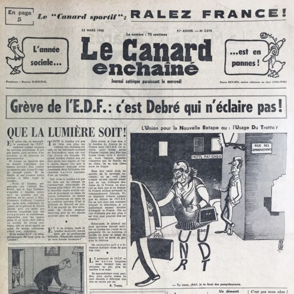 Couac ! | N° 2370 du Canard Enchaîné - 23 Mars 1966 | Chroniques de la Cour, d’André Ribaud - La divine surprise - Pâmoison redoublée de Mauriac (écrivain pour le Figaro notamment) — Son oraison sur le “miracle” (suite au retrait français de l’OTAN) —Variation singulière du Roi sur les Anglais (trop lié aux États-Unis selon lui) — Mission de galanterie du prince de Broglio à Londres — Étonnement général de la volte-face française (alors qu’une grande défiance existait entre les deux gouvernements) — Le Roi passe l’inspection de l’École militaire (acquis à son grade) — Sa politique sur les visites écolières (il évite depuis un accueil mitigé des élèves à l’ENS) LETTRE A MIREILLE MATHIEU ET A GEORGETTE LEMAIRE, EDITH PIAF - UN JACQUES SANS JACTANCE, JACQUES BREL. | 2370