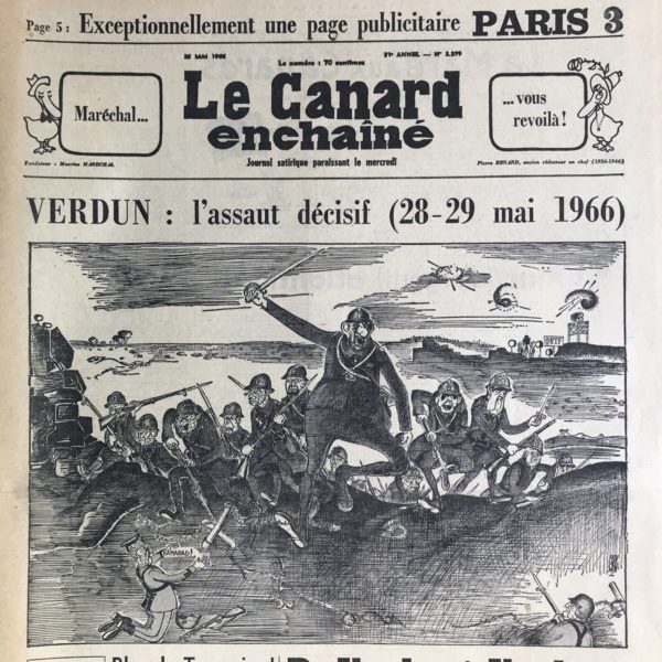 Couac ! | N° 2379 du Canard Enchaîné - 25 Mai 1966 | Chroniques de la Cour, d’André Ribaud Grand vacarme guerrier Le Roi très verdunisant — Belliqueuse expectation de la cour — Amérique du Sud contre Charles-bis (essais nucléaires) — Noirs desservices des agents de Johnson — Refus des étranges machines — Incartades allemandes sèchement rebuffées par le Roi (désarmement forcé de la RFA) — Gloire déambulante de Mouve de Curville (alors ministre des Affaires Etrangères) | 2379