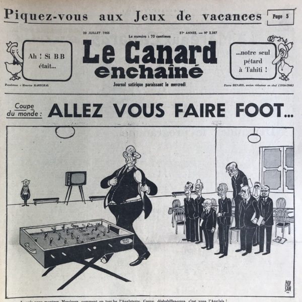 Couac ! | N° 2387 du Canard Enchaîné - 20 Juillet 1966 | Chroniques de la Cour, d’André Ribaud - Petites bagatelles sur la bagatelle Suites éteintes du 14 juillet — Impatience du Roi (à cause du mauvais temps du 14 juillet) — Galante victoire allemande (liaison amoureuse allemande pour Brigitte Bardot)— O libelei — Tournoi universelle de ronde balle en Angleterre (Wimbledon) — Apitoiement, par parenthèse, sur les Anglais — Catastrophe des balleurs en France (défaite à Wimbledon) | 2387