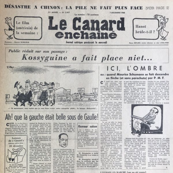 Couac ! | N° 2407 du Canard Enchaîné - 7 Décembre 1966 | Chroniques de la Cour,d’André Ribaud - Grand-Duc grandement fêté - Soins variés et troyés du Roi pour choyer son hôte (Kossyguine, président du conseil des ministres de l’URSS) — Peu de curiosité publique en faveur du prince de Moscovie — Crayon triste de lui — Son art pour refroidir les chimères du roi (échec de la négociation d’alliances avec l’URSS) — Trois villes revêches à dérider pour ses officiels (Toulouse, Lyon et Grenoble) — Digression sur les affaires rurales de Colombey (affaire de la “terre Aubry”) | 2407