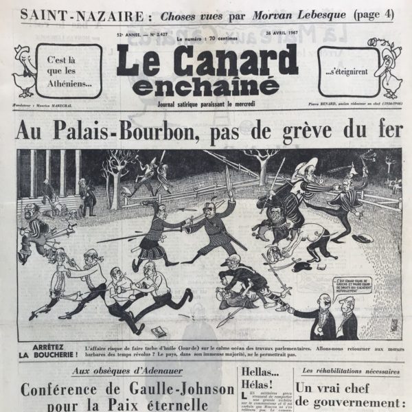 Couac ! | N° 2427 du Canard Enchaîné - 26 Avril 1967 | Hellas...Hélas ! Liberté partie sans laisser de Thrace - Coup d’État des colonels contre le Roi Constantin II, en Grèce, le 21 Avril marquant le début de la dictature. Chroniques de la Cour, d’André Ribaud - Conjonctures bretaillantes et ferraillantes - Etrange trouée dans les ténèbres de l’obscurité (dispute entre René Ribière, député, et le Maire de Marseille Gaston Deferre) — Cartel envoyé et reçu (dernier duel pour l’honneur de l’histoire de France entre ces deux hommes) — Gorges chaudes du baron Frey (ancien ministre de l’Intérieur) sur son successeur (qui n’a pas réussi à encadrer ce duel) — Colère du Roi — Sévérité de ses dispositions (sur le mariage de René Ribière, le lendemain du duel !) - | 2427