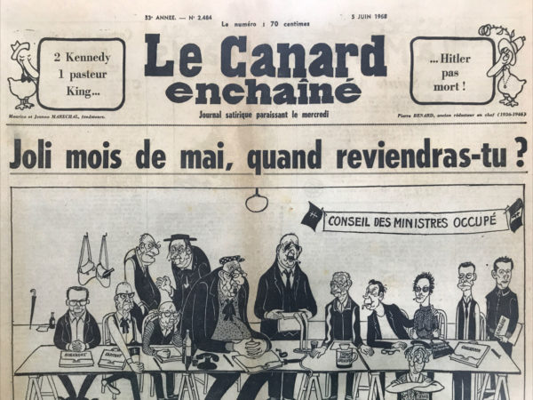 Couac ! | N° 2484 du Canard Enchaîné - 5 Juin 1968 | Le beau printemps de mai, par Laurent Martin et Bernard Comment - Soixante-huitard, le Canard ? On peut le dire. La révolte étudiante puis sociale vient solder dix années de pouvoir personnel, de contrôle de l'information, de collusion avec les grands intérêts économiques, d'injustices dans tous les domaines. Tous les journalistes sont sur le pont pour couvrir l'événement, même si la grève des ouvriers du livre empêche le journal de paraître le 29 mai - il sera accueilli par Combat. Comme l'écrit le journaliste et écrivain Jean Egen, en 68, « Le Canard est de ceux qui ont donné la secousse. Le changement d'ère ou d'air ? Il est de ceux qui ont transformé les esprits, qui ont ouvert les fenêtres... Ça fait un demi-siècle et plus très exactement depuis juillet 1916 qu'il a l'esprit de mai 68. » La suite est moins enthousiasmante. « La réforme, oui, la chienlit, non ! » s'écrie de Gaulle devant les grèves et les manifestations à répétition. En fait, le grand général a un gros coup de mou : il se rend à Baden-Baden pour s'assurer du soutien du général Massu, commandant en chef des forces françaises en Allemagne. Georges Pompidou, le Premier ministre, vient, trois jours plus tôt, de désamorcer le conflit en signant avec les syndicats les accords dits de Grenelle : augmentation du salaire minimum de 35 %, de 10 % en moyenne des salaires réels et création d'une section syndicale d'entreprise. Requinqué par son séjour allemand et l'immense manif organisée par la droite sur les Champs-Élysées, de Gaulle dissout l'Assemblée, le 30 mai, et triomphe : aux législatives du 30 juin, le parti gaulliste rafle 293 sièges sur 487. Irrité par le comportement et le succès de son Premier ministre, de Gaulle le débarque de Matignon et le remplace par Couve de Murville. Du coup, Pompidou se met en réserve de la République et attend son heure, qui sonne un an plus tard, après la démission de de Gaulle. Comme tout est clair, camarades... par Morvan Lebesque - Dans cet article, ML exprime son rejet du gaullisme et célèbre les manifestations de mai 1968 comme un soulèvement contre l'autoritarisme et l'oppression. Il critique la nature oppressive du régime gaulliste, révélée par les événements de mai 1968, et la manière dont il a maintenu son pouvoir en utilisant la police pour réprimer les contestations. L'auteur considère que les manifestations ont exposé la véritable nature du gaullisme, dévoilant son autoritarisme et sa déconnexion avec les aspirations populaires. Il salue le réveil de la conscience politique et l'émergence de la contestation, exprimant l'espoir que cela marque le début d'un changement politique radical. En résumé, l'article dépeint les manifestations de mai 1968 comme un moment crucial dans l'histoire politique de la France, marquant une remise en question profonde du régime gaulliste et une prise de conscience de la nécessité d'un changement démocratique. | 2484