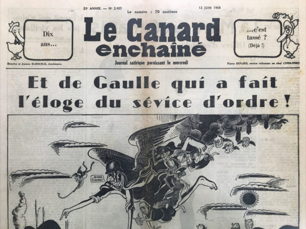 Couac ! | N° 2485 du Canard Enchaîné - 12 Juin 1968 | Choses vues à Flins, par Morvan Lebesque - ML rapporte des événements à Flins et aux Mureaux, critiquant le manque de vérité dans les récits officiels. Lors des manifestations étudiants-ouvriers, une fraternisation remarquable a eu lieu, avec des jeunes expliquant les revendications ouvrières aux militants syndicaux. Les ouvriers accueillent les étudiants chaleureusement malgré la répression policière. La population locale exprime son indignation envers la brutalité policière et avertit les manifestants des risques. L'auteur souligne que malgré les obstacles, l'histoire retiendra ces événements comme une période de fraternité et de résistance contre les oppressions. | 2485