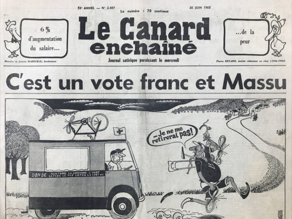 Couac ! | N° 2487 du Canard Enchaîné - 26 Juin 1968 | Le ponton de Vincennes, par Jérôme Gauthier - Alors, voici une comédie en plein air ! Ribaud, qui ne manque pas de verve, veut clore le chapitre du Régime actuel. Le roi Soleil est maintenant une lune vieillissante, et les nouveaux Saint-Simons piquent déjà du nez dans leurs fauteuils. Les CRS patrouillent comme jamais dans les rues, mais ils sont si zélés qu'ils embarquent même les innocents pour une balade nocturne en panier à salade. Imaginez-vous, on trouve de tout dans ce chariot, même des gaullistes égarés ! Et que dire des plaisanteries de ces agents ? Ils promettent à leurs prisonniers un festin d'amour à Vincennes. Enfin, le dépôt ressemble plus à un abattoir qu'à un lieu de détention. Mais assez de badinguetisme ! Il est temps que Marianne, la vraie, revienne sur le devant de la scène pour apporter un peu de paix et de justice. Et si jamais l'émeute éclate, que les policiers insolents se préparent à battre en retraite devant la colère de Marianne et de sa jeunesse frondeuse ! | 2487