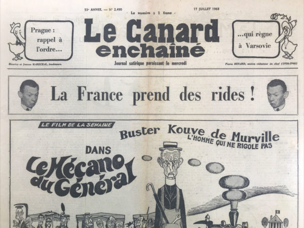 Couac ! | N° 2490 du Canard Enchaîné - 17 Juillet 1968 | A vos désordres mon général ! par R. Tréno - Le nouvel exécutant de de Gaulle reçoit pour première consigne : « L'Ordre doit régner ! » Couve de Murville, muet devant cet ordre, aurait pu répliquer en demandant une bonne politique pour obtenir l'ordre. Les mesures économiques du général, préférant accumuler de l'or plutôt que favoriser les investissements, sont moquées alors qu'il doit maintenant céder cet or aux États-Unis. De Gaulle, humilié, tente de maintenir l'ordre moral en réprimant les grèves, mais il est ridiculisé. Les efforts pour moderniser l'armée sont critiqués, avec des dépenses excessives et des erreurs de calcul. Son obstination dans les affaires nucléaires et son nationalisme irritent les nations du Pacifique. L'appel à l'ordre du général est tourné en dérision, rappelant ses volte-face politiques et ses décisions controversées. Le texte pointe l'ironie de sa posture autoritaire alors qu'il est critiqué pour son manque de vision économique et son isolement international. | 2490