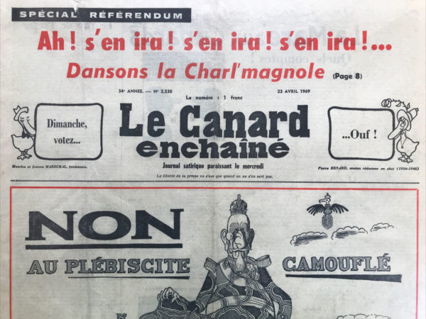 Couac ! | N° 2530 du Canard Enchaîné - 23 Avril 1969 | Canard-Référendum, les Veaux Votent Voui - Les grands mystères de l'Histoire, Pourquoi ce référendum ? L'article se moque du référendum français à venir, critiquant l'absence d'explication claire sur son but. Les politiciens ont inondé les médias de propagande sans éclaircir la nécessité du vote. Remontant à l'histoire, il rappelle le discours de De Gaulle en 1946, où celui-ci critiquait l'Assemblée et proposait un Sénat réhabilité. En 1958, la Constitution a accordé plus de pouvoirs au président, dont l'intérim présidentiel assuré par le président du Sénat. Mais en 1962, De Gaulle a contourné ses propres règles pour sa réélection, suscitant des critiques. Le Sénat, désigné comme fautif pour sa réélection, est mis en quarantaine. Le référendum demande aux Français de valider cette sentence, sans explication claire. Le texte conclut par un appel sarcastique à voter "oui", suggérant que la réflexion est inutile... | 2530