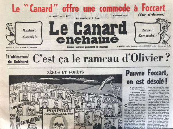 Couac ! | N° 2571 du Canard Enchaîné - 4 Février 1970 | Pauvre Foccart, on est désolé ! par André Ribaud - Le Canard révèle la déception de Jacques Foccart, "la Globule", suite à la perte de son procès. Espérant un statut particulier permettant de confondre ses affaires publiques et privées, il se voit débouté par le tribunal. Le jugement fait la distinction entre Foccart en tant que fonctionnaire et Foccart en tant que particulier, mais soulève la question de ses activités commerciales parallèles. Les avocats du Canard ont mis en lumière ces activités, laissant planer une enquête en cours. Pendant ce temps, Foccart organise une fête pour l'inauguration de nouveaux locaux, sans commode. En geste de consolation ironique, Le Canard décide d'offrir une commode à Foccart, symbolisant la chute de son pouvoir et son passage à un statut moins glorieux. | 2571