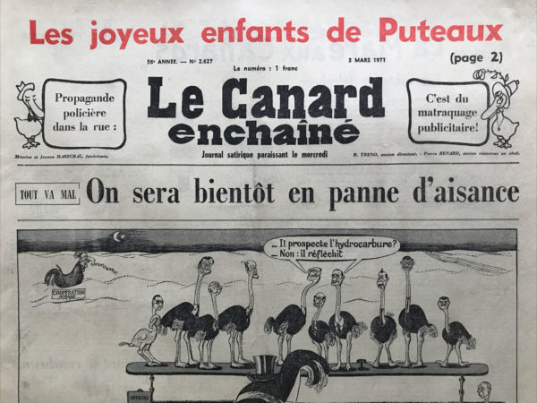 Couac ! | N° 2627 du Canard Enchaîné - 3 Mars 1971 | Le Canard rend plusieurs hommages dans ce numéro,  à Alexandre Breffort, alias "la gelée" ou "la batouse", décédé le 22 février 1971, à 69 ans, un des piliers de l'histoire du Canard enchaîné. Ce natif de Fourchambault, dans la Nièvre, débarque jeune à Ivry-sur-Seine, avec ses parents. Chassé de l'école communale, il fréquente et abandonne l'école Boulle, puis l'école Lavoisier (préparatoire aux Arts et Métiers). S'ensuit une invraisemblable succession de petits boulots : employé de bureau, pousseur de voitures à bras, correcteur d'imprimerie, photograveur, débardeur de péniches, déchargeur de camions aux Halles, représentant en machines à écrire, vendeur de toiles à peinture... "Je vivais de privations, et encore, pas tous les jours", écrira-t-il plus tard. Fin 1923, il embrasse la carrière de chauffeur de taxi, pendant environ 5 ans, à la compagnie G7. "Le siège d'un taxi, c'est un mirador idéal pour découvrir la ville et la vie", surtout dans le Paris des années folles. 5 années à observer la nature humaine et ainsi nourrir ses contes et histoires, qui feront, plus tard, son succès. Il tire de cette expérience un livre truculent, "Mon taxi et moi" (paru en 1951, aux éditions de la Corne d'Or), "ce chef-d'œuvre de la littérature roulante" dixit Henri Jeanson. En 1934, sa réponse à un poème de Pierre Châtelain-Tailhade est publiée dans le Canard. Le Directeur, Maurice Maréchal, le reçoit : "vous avez fait du journalisme ? Non. Vous voulez en faire ? A cheval ?". Breffort est embauché comme rédacteur. Il va rester 36 ans au Canard. Son humour, son talent pour les calembours deviennent vite célèbres. Tout quidam faisant un jeu de mot ne peut s'empêcher d'ajouter un "comme dirait Breffort", complice. Fin 1956, à partir d'une de ses pièces, "Les harengs terribles", naît la comédie musicale "Irma la Douce", composée par Marguerite Monnot et interprétée par Colette Renard et Michel Roux. C'est un triomphe, avec plus de 1000 représentations. Elle est traduite en 10 langues et jouée dans 20 pays. La pièce a encore été reprise à Paris en 2015. Consécration Hollywoodienne aussi, avec le film éponyme de Billy Wilder, en 1963, avec Shirley MacLaine et Jack Lemmon. "La Bible ne fait pas le moine. Le mariage est une condamnation de drap commun. Trop au lit pour être honnête. Dieu est un vieux monsieur qui adore se faire prier"... Comme disait Breffort ! SP | 2627