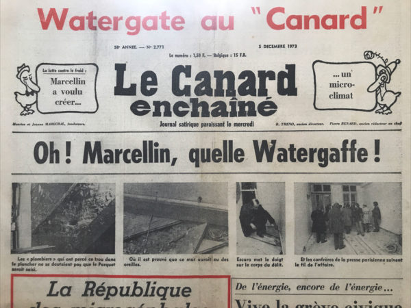 Couac ! | N° 2771 du Canard Enchaîné - 5 Décembre 1973 | Oh ! Marcellin, quelle Watergaffe ! - La République des microcéphales - Le soir du 3 décembre 1973, Escaro, un dessinateur du Canard Enchainé, passe devant les nouveaux locaux de l’hebdomadaire et y aperçoit de la lumière. Sur place, deux « plombiers » en pleins travaux… en train de poser des micros-espions dans les locaux. Le scandale est énorme ! L’enquête du Canard révèlera très vite l’implication d’agents de la DST, qui tentaient ainsi d’identifier les mystérieux informateurs du journal dont les révélations sur les turpitudes du monde politique ou économiques faisaient trembler la République. Malgré des preuves irréfutables, la DST nie les faits et le procès donnera raison à l’administration française. L’affaire sera alors surnommée le « Watergaffe ». Cinéma : LE MAGNIFIQUE (PAS TANT QUE CA), DE BROCA, BELMONDO - Théâtre: "L'HOMME EN QUESTION" OU CE FORMIDABLE BORDEL, DE FELICIEN MARCEAU, DESSIN DE VAZQUEZ DE SOLA (BERNARD BLIER) "BERNARD BLIER DANS SON MARCEAU DE BRAVOURE"- LE FESTI-VANNES CENSURE, ALAIN KAMINKER, GILLES SERVAT -   | 2771