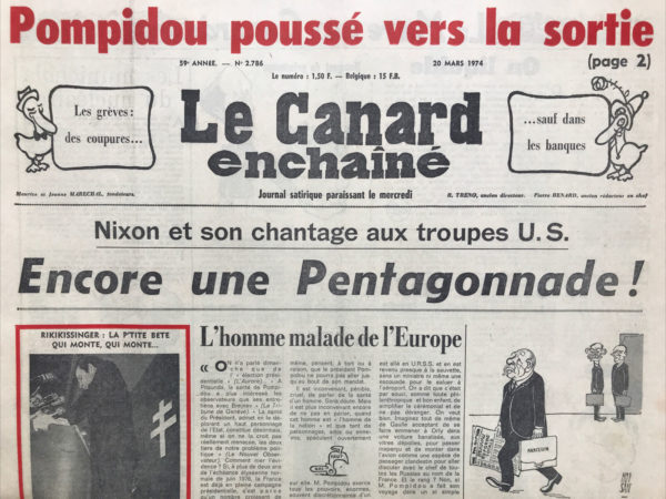 Couac ! | N° 2786 du Canard Enchaîné - 20 Mars 1974 | Nixon et son chantage aux troupes U.S. - Les pétroliers et les Pieds-Nickelés - Roissy en transes - Rififi à Hachette - Halte aux casseurs de la "Cour de Casse" ! - Discours de Messmer en Corse: vent d'Etat - L'homme malade de l'Europe, par André Ribaud - Le 15 juin 1969, à la suite de la démission de De Gaulle pour un référendum de trop, Georges Pompidou est élu président de la République avec 58,2% des voix, contre le centriste Alain Poher, président du Sénat. Une revanche politique pour ce premier ministre, disgracié par le général en juillet 1968. Mais, peu après, des analyses révèlent qu'il est atteint de la maladie de Waldenström, une forme rare de leucémie. Soigné à coup de cortisone, gonflant à vue d'œil, il a de plus en plus de mal à se déplacer, doit considérablement alléger son emploi du temps et délaisse de plus en plus l'Elysée pour son domicile de l'ile Saint Louis. Au printemps 1973, André Ribaud (alias Roger Fressoz, le directeur du Canard enchaîné) brise le tabou qui musèle la presse française, qui s'en tient au motif officiel de "grippe à rechutes". En coulisses, certains - notamment Giscard et Chaban-Delmas - mieux informés sur l'état de santé réel de Pompidou, se préparent en cas d'une nouvelle élection présidentielle anticipée. André Ribaud écrit : "Il est inconvenant, pénible, cruel de parler de la santé d'un homme. Sans doute. Mais il est plus inconvenant encore de ne pas en parler, quand cet homme est l'homme de la nation et que tant de personnages, amis ou ennemis, spéculent ouvertement sur elle. M. Pompidou exerce tous les pouvoirs, énormes, souvent discrétionnaires d'un président gaulliste de la Cinquième République Il n'est rien pire que la personnalisation excessive d'un régime. On le voit une fois de plus. Quand le mal atteint un seul homme, c'est tout l'Etat qui en souffre avec lui". Georges Pompidou est emporté d'une septicémie le soir du mardi 2 avril 1974, après le bouclage du Canard. C'est donc dans le numéro du 10 avril qu'André Ribaud conclut : "La brusque mort du Régent, dans de grandes souffrances stupéfia le peuple plus qu'elle ne l'affligea et atterra la Cour plus qu'elle ne l'étonna. Elle scella cruellement la fin d'une supercherie dramatique, fut l'épilogue d'une tromperie démesurée et démesurément entretenue La santé du Régent était restée jusqu'au bout un secret du sérail sur lequel on tendit des gazes incroyables, indignes ou puériles, pour abuser, duper l'anxiété publique, masquer la vérité". Surtout, l'obstination de Pompidou à ne pas préparer sa succession laissa "sa Cour disloquée, ses affaires en désordre, son parti déchiré, ses peuples désorientés". De fait, les gaullistes perdirent la présidentielle et durent s'allier à Giscard, élu le 19 mai 1974. SP   | 2786