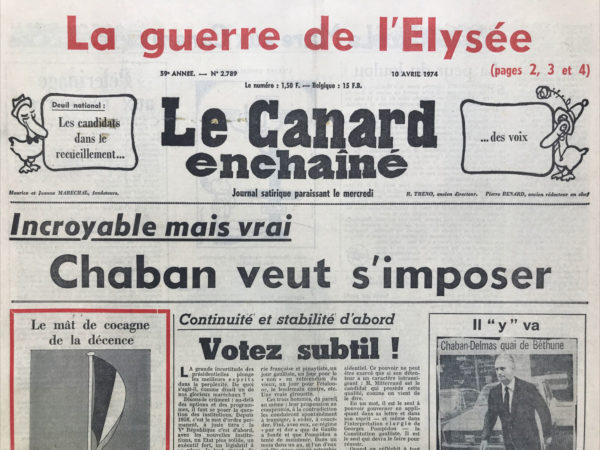 Couac ! | N° 2789 du Canard Enchaîné - 10 Avril 1974 | Pompidou - Chaban-Delmas - Messmer - Poher - Peyrefitte - Giscard - la corrida des godillots - Le jeu de l'oie de l'Elysée - La régence  - FIN - par André Ribaud - Le 15 juin 1969, à la suite de la démission de De Gaulle pour un référendum de trop, Georges Pompidou est élu président de la République avec 58,2% des voix, contre le centriste Alain Poher, président du Sénat. Une revanche politique pour ce premier ministre, disgracié par le général en juillet 1968. Mais, peu après, des analyses révèlent qu'il est atteint de la maladie de Waldenström, une forme rare de leucémie. Soigné à coup de cortisone, gonflant à vue d'œil, il a de plus en plus de mal à se déplacer, doit considérablement alléger son emploi du temps et délaisse de plus en plus l'Elysée pour son domicile de l'ile Saint Louis. Au printemps 1973, André Ribaud (alias Roger Fressoz, le directeur du Canard enchaîné) brise le tabou qui musèle la presse française, qui s'en tient au motif officiel de "grippe à rechutes". En coulisses, certains - notamment Giscard et Chaban-Delmas - mieux informés sur l'état de santé réel de Pompidou, se préparent en cas d'une nouvelle élection présidentielle anticipée. Dans le numéro du 20 Mars, André Ribaud écrit : "Il est inconvenant, pénible, cruel de parler de la santé d'un homme. Sans doute. Mais il est plus inconvenant encore de ne pas en parler, quand cet homme est l'homme de la nation et que tant de personnages, amis ou ennemis, spéculent ouvertement sur elle. M. Pompidou exerce tous les pouvoirs, énormes, souvent discrétionnaires d'un président gaulliste de la Cinquième République Il n'est rien pire que la personnalisation excessive d'un régime. On le voit une fois de plus. Quand le mal atteint un seul homme, c'est tout l'Etat qui en souffre avec lui". Georges Pompidou est emporté d'une septicémie le soir du mardi 2 avril 1974, après le bouclage du Canard. C'est donc dans ce numéro du 10 avril qu'André Ribaud conclut : "La brusque mort du Régent, dans de grandes souffrances stupéfia le peuple plus qu'elle ne l'affligea et atterra la Cour plus qu'elle ne l'étonna. Elle scella cruellement la fin d'une supercherie dramatique, fut l'épilogue d'une tromperie démesurée et démesurément entretenue La santé du Régent était restée jusqu'au bout un secret du sérail sur lequel on tendit des gazes incroyables, indignes ou puériles, pour abuser, duper l'anxiété publique, masquer la vérité". Surtout, l'obstination de Pompidou à ne pas préparer sa succession laissa "sa Cour disloquée, ses affaires en désordre, son parti déchiré, ses peuples désorientés". De fait, les gaullistes perdirent la présidentielle et durent s'allier à Giscard, élu le 19 mai 1974. SP | 2789