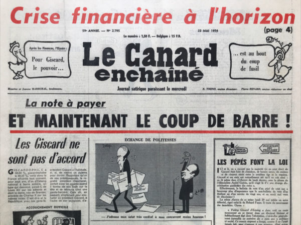 Couac ! | N° 2795 du Canard Enchaîné - 22 Mai 1974 | PREMIÈRE MESURE-SURPRISE DU PRÉSIDENT DE PUIPEU La particule pour tous ! par Gabriel Macé - Cet article satirique met en scène une mesure-surprise annoncée par le président fictif "Puipeu", clairement inspiré de Valéry Giscard d'Estaing. La mesure en question consiste à accorder une particule nobiliaire à tous les Français, même aux smicards, leur permettant ainsi de se faire appeler du nom d'une ancienne famille noble. L'article ironise sur cette décision, soulignant l'absurdité de la démarche et son caractère ostensiblement aristocratique. L'auteur caricature la volonté affichée du président de prendre des mesures audacieuses en soulignant l'absurdité de cette première réforme sociale. Il tourne en dérision l'idée d'une "République des ducs" ou d'une "Anne-Aymonarchie", faisant référence à la proximité des dirigeants politiques avec la noblesse. Cette mesure fictive est présentée comme une démarche de "démocratisation" ironique, ridiculisant l'idée que l'octroi d'une particule nobiliaire puisse contribuer à l'égalité sociale. L'article se termine sur une note humoristique en évoquant les avantages supposés de cette mesure, tels que le droit au baisemain et au rond de jambe pour tous les Français. Cette satire politique met en lumière les travers de la politique et de la société, utilisant l'absurde pour critiquer les attitudes élitistes et les tentatives de se rapprocher de l'aristocratie. Gabriel de Macé - | 2795