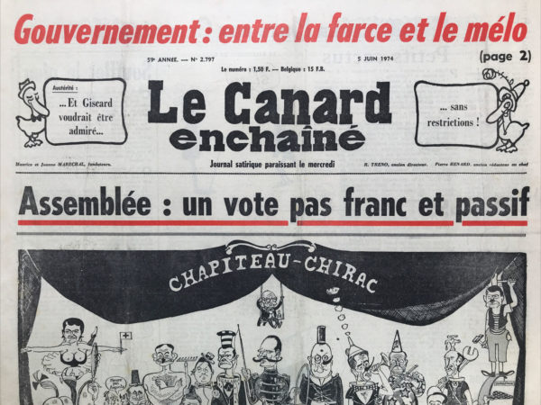 Couac ! | N° 2797 du Canard Enchaîné - 5 Juin 1974 | La nouvelle ère a déjà un drôle d'air ! par André Ribaud - Dans cette ère nouvelle, les promesses semblent se confronter à la réalité avec un certain air de déception. Giscard, dès son arrivée à l’Élysée, promettait une "ère nouvelle de la politique française", mais les premiers pas du gouvernement Chirac laissent un drôle d'air planer. Si l'accent était mis sur la jeunesse et le renouveau, la moyenne d'âge du ministère Chirac ne semble guère incarner cette vision. Avec des figures comme Abelin et Jarrot, tous deux bien avancés en âge, on peine à voir émerger une réelle nouvelle génération politique. Pourtant, malgré cette jeunesse en demi-teinte, le gouvernement présente un mélange hétéroclite de personnalités. Qui aurait cru que le colonel Soufflet, ministre U.D.R. de la Défense, se retrouverait à côté de Jean-Jacques Servan Schreiber, le ministre des Réformes aux opinions antinucléaires ? C'est un bric-à-brac surprenant qui se dessine, où les contradictions semblent régner en maîtres. De même, l'engagement à informer les Français semble se heurter à un mur de silence. Les discussions entre Giscard et le chancelier allemand Schmidt restent entourées de mystère, révélant un penchant pour le secret peu compatible avec une communication transparente. Si les autorités françaises préparent des mesures d'austérité, c'est dans l'opacité la plus totale, laissant les citoyens dans l'ignorance. Enfin, le débat parlementaire s'annonce comme un spectacle typique de cette nouvelle ère politique. Entre les applaudissements ostentatoires et les votes de confiance hypocrites, il semble que l'hypocrisie et les faux-semblants soient devenus la norme. C'est une ère nouvelle qui débute avec un goût amer de déjà-vu, où les promesses de changement se heurtent à une réalité bien moins reluisante. | 2797