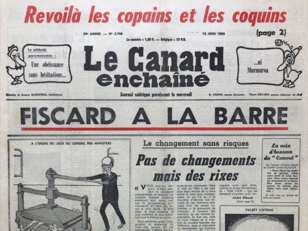 Couac ! | N° 2798 du Canard Enchaîné - 12 Juin 1974 | Tout est dans l'épectase ! par Gabriel Macé - Cette réunion des prélats français a pris une tournure inattendue avec des discussions animées autour du "Canard", notamment de ses deux derniers numéros. L'attention portée à notre humble journal nous laisse à la fois flattés et confus, car c'est une première pour nous de capter l'attention de nos révérends. Au cœur des débats théologiques se trouve la signification de "l'épectase", un terme qui a suscité autant de perplexité chez nos saints hommes que chez nos lecteurs. Après des recherches acharnées, nous avons pu dénicher la définition de ce mot, tel qu'employé par saint Paul dans ses épîtres. Cela renvoie à une tension, à un dépassement de soi vers le but que le Christ nous donne, une sorte de transcendance de sa propre condition pour tendre vers l'autre. Cependant, la question de savoir s'il fallait répondre aux articles du "Canard" par une version officielle ou opter pour le silence a également été soulevée. Des murmures ont circulé sur un éventuel chantage exercé par la dame du 56 de la rue Dulong, ainsi que sur la somme d'argent que le cardinal Daniélou portait sur lui au moment de son "épectase". Finalement, il a été suggéré de ne pas publier de "Livre Blanc" ou "Livre Rouge" sur la question, du moins pour le moment. Des discussions ont également eu lieu sur les imprudences à éviter dans la rédaction des hommages à Daniélou, pour ne pas tomber dans une ironie désobligeante. L'affaire a même fait l'objet d'articles dans la presse étrangère, notamment dans "The Sun", qui mentionne la mystérieuse disparition de Mimi, alias Mme Santoni, depuis la mort du cardinal Daniélou. Enfin, les prélats ont été confrontés aux interprétations de certains médias, comme "Minute", qui s'est emparé de l'affaire avec un certain retard, et ont dû faire face à des plaisanteries douteuses sur la vie privée des cardinaux. Une réunion décidément mouvementée pour nos révérends. | 2798