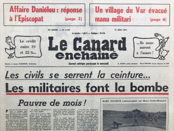 Couac ! | N° 2799 du Canard Enchaîné - 19 Juin 1974 | Ce mystérieux "hebdomadaire satirique paraissant le mercredi" -  Yvan Audouard ironise sur l'habitude de certains confrères de la "presse sérieuse" d'user d'une périphrase plutôt que de citer Le Canard enchaîné, lorsqu'ils doivent reprendre ses révélations : "L'énigme reste à peu près entière. Cela fait plusieurs années, en effet, que nous voyons les médias faire allusion à un journal satirique paraissant le mercredi. Un journal fameux mais quasiment fantomatique Cela est troublant. Le Canard enchaîné, en effet, n'hésite pas à appeler France-Dimanche France-Dimanche, même s'il paraît le lundi, et Le Monde Le Monde, même s'il paraît tous les jours. Il lui arrive même de citer Le Parisien libéré, encore qu'il ne voie pas de quoi M. Amaury a libéré les Parisiens.  Il ne saurait donc s'agir en aucune manière d'une mesure de rétorsion. Le Canard cite ses confrères. Tous ses confrères. Il leur donne parfois même la noix d'honneur (ce qui est une décoration très recherchée). On ne voit donc pas pourquoi certains d'entre eux hésitent à l'appeler par son nom Il convient, en effet, de préciser que cette clandestinité relative ne nous offusque pas le moins du monde et ne contrarie pas notre audience. Mais elle risquerait, à la longue, de nous faire de la peine. De semer le doute en notre âme. Personne n'a lu dans Le Canard des phrases du genre : - ce journal qui, au nom de la liberté, en réclame la limitation. Nous avons toujours dit qu'il s'appelait Minute - ce journaliste, qui n'écrit pas plus mal qu'un autre, mais qui prend toujours le parti de la connerie... Moi, j'aurais dit le nom. Et ce n'aurait pas été forcément celui de Michel Droit. Dans ce domaine aussi, il y a de la concurrence. En tout cas je continuerai, sans savoir si c'est vraiment celui auquel les silencieux font allusion, à être fier de collaborer à un hebdomadaire innommable, mais satirique et paraissant le mercredi". Yvan Audouard (1914 - 2004), normalien, fut, tour à tour, écrivain provençal, humoriste, conteur, dialoguiste. Il entame sa carrière de journaliste à Franc-Tireur en 1944 (souvent sous le pseudonyme de François Fontvieille) et entre au Canard en 1949, où il travaille, avec quelques interruptions, pendant près d'un demi-siècle. Il y tiendra notamment les rubriques théâtrale et littéraire, la chronique de critique de télévision La Boîte à images ainsi que la chronique de contrepèteries Sur l'Album de la Comtesse.     S.P. DE L'EPECTASE AVANT TOUTE CHOSE (réponse à nos bons pères) - par Gabriel Macé - Ce texte offre un tableau vivant des tensions entre l'épiscopat français et le journal satirique Le Canard enchaîné, agrémenté de quelques piques humoristiques. Lorsque l'épiscopat affirme que "le silence est moins facile à rompre que le pain", c'est une manière humoristique de souligner la complexité de la situation. De même, lorsque Le Canard enchaîné réplique en affirmant que leur texte a mis les lecteurs "dans un état plus proche de l'extase que de l'épectase", c'est une touche d'ironie subtile sur le style elliptique du communiqué de l'épiscopat. La réplique du Canard enchaîné met également en lumière l'ironie de la situation lorsque le journal souligne que le cardinal Daniélou était "un homme public, un peu trop public même, pour certains d'entre vous". C'est une manière humoristique de critiquer le désir de l'épiscopat de contrôler la narration entourant la mort du cardinal, malgré sa notoriété publique. Enfin, la conclusion du texte avec la référence au Tartuffe de Planchon, qui "va faire un boum", ajoute une note amusante en soulignant l'ironie de la situation où la pièce de théâtre sur l'hypocrisie religieuse résonne avec les événements en cours. | 2799