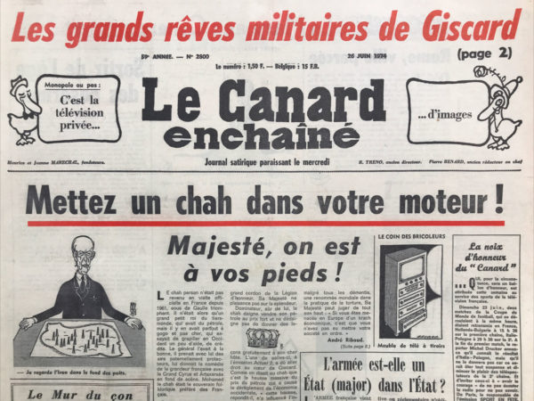 Couac ! | N° 2800 du Canard Enchaîné - 26 Juin 1974 | De l'épectase avant toute chose, par Gabriel Macé- Jean Daniélou (1905 - 1974) est un prêtre jésuite, théologien de renom, connu pour ses positions très conservatrices, fait cardinal par le pape Paul VI en 1969 et élu à l'Académie française en 1972. Il meurt d'un arrêt cardiaque le 20 mai 1974 au domicile de Gilberte Santoni (56 rue Dulong, Paris 17ème), dite "Mimi", gente blonde de 24 ans, entraîneuse de cabaret. Situation embarrassante pour cet homme d'église. Officiellement, il était venu apporter de l'argent à cette femme pour lui permettre de payer un avocat capable de faire sortir son mari de prison. Mme Santoni témoigne: "il est arrivé très essoufflé, a demandé dès son arrivée à ce que la fenêtre soit ouverte, s'est assis sur le divan puis s'est écroulé sur le sol; sa mort fut instantanée". Outre la police, dépêchée sur place, les jésuites ouvrent une enquête, pour établir les faits. Mais le silence qui va entourer cette affaire déclenche des soupçons et des railleries: la dame Santoni ayant reçu le saint homme en peignoir de bain, venait-il la confesser ? Dans son éloge funèbre, le prêtre jésuite Xavier Tilliette indique que c'est "dans l'épectase de l'Apôtre qu'il est allé à la rencontre du Dieu vivant". L'épectase est un terme théologique qui désigne, pour les chrétiens, l'effort de l'âme vers la sainteté. Évidemment, le terme fit bien rire au Canard enchaîné, compte tenu des circonstances du décès du prélat, "Ah oui, l'épectase !", déclenchant les protestations de l'épiscopat. Alors, le rédacteur en chef du Canard, Gabriel Macé - promu pour l'occasion Révérend Père de la Compagnie de l'Épectase - écrit dans le numéro 2800 du 26 juin 1974: "c'est toujours la même antienne, nous sommes des affreux jojos qui ne respectent pas la vie privée et qui se répandent en sous-entendus égrillards. En somme, nous avons voulu nuire à la mémoire du cardinal. On va même jusqu'à dire que nous avons voulu mener campagne contre le célibat des prêtres !". Toujours est-il que Le Canard a contribué à élargir la signification de ce mot: l'épectase n'est plus seulement, chez les chrétiens, la tension de l'homme vers Dieu, mais la mort en tension de l'homme de Dieu dans l'extase...!                            SP Mettez un chah dans votre moteur ! Majesté, on est à vos pieds ! par André Ribaud - Ce texte offre une satire cinglante de la relation entre la France et le chah d'Iran, Mohammad Reza Shah Pahlavi. L'auteur, André Ribaud, utilise un ton ironique pour décrire le changement de dynamique entre la France et le chah depuis sa dernière visite en 1961. Autrefois considéré comme un "souverain folklorique préféré des Français", le chah est désormais présenté comme un homme puissant et dominant, principalement en raison de sa richesse pétrolière. L'utilisation de l'expression "on est à ses pieds" illustre l'idée que la France se trouve désormais dans une position de dépendance vis-à-vis du chah en raison de son contrôle sur le pétrole. Cette dépendance est soulignée par le contraste entre l'accueil réservé au chah par de Gaulle et celui par Giscard d'Estaing. Alors que de Gaulle adoptait une attitude paternaliste, Giscard est présenté comme se soumettant volontairement au chah, renonçant à sa "simplicité publicitaire" pour lui rendre hommage. L'ironie est également présente dans la manière dont le chah minimise l'impact de la hausse des prix du pétrole sur l'économie mondiale, une déclaration qui semble satisfaire Giscard malgré ses propres difficultés à maîtriser l'inflation en France. Cette subordination apparente de Giscard au chah est soulignée par la répétition de l'expression "Oui, patron... Bien, patron", mettant en lumière le contrôle exercé par le chah sur la France en raison de sa richesse pétrolière. En conclusion, le texte met en lumière les implications politiques et économiques de la relation entre la France et le chah d'Iran, tout en soulignant l'ironie de la dépendance de la France à l'égard du pétrole iranien. | 2800