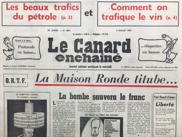 Couac ! | N° 2801 du Canard Enchaîné - 3 Juillet 1974 | Les grandes combines du pinard, de quoi vous faire dégouleyer, par Michel Gaillard - Le monde du vin est en pleine ébullition. Après avoir grimpé à des hauteurs vertigineuses pendant quatre ans, les prix des vins d'appellation d'origine contrôlée (A.O.C.) ont chuté de façon spectaculaire en quelques mois. La raison de cette crise ? Une surproduction massive (13 millions d'hectolitres d'A.O.C. en 1973) et probablement aussi le scandale des vins trafiqués de Bordeaux, qui a jeté l'opprobre sur l'ensemble des grands vins français. La situation est si grave que l'Institut National des Appellations d'Origine (I.N.A.O.) a soumis au ministre de l'Agriculture diverses mesures pour tenter de mettre un frein à la course au rendement. Cette course effrénée est en effet à l'origine de fraudes, de trafics et de manipulations en tout genre... La montée en flèche des prix des bordeaux, des bourgognes et des beaujolais a incité les viticulteurs de ces régions à produire autant de vin que possible. Ils ont usé de techniques culturales (taille excessive, irrigation, fumure, etc.) leur permettant de doubler, voire de tripler, le rendement de leurs vignes. En 1973, des rendements records ont été enregistrés : plus de 100 hectolitres à l'hectare dans le Bordelais, 250 hectolitres à l'hectare dans le Beaujolais (alors que les rendements autorisés varient entre 35 et 50 hectolitres). En exigeant des rendements excessifs des vignes, on a obtenu des moûts pauvres en sucre et en autres composants. Résultat : il a fallu "rééquilibrer" les moûts en ayant recours à la chimie, aux coupages et au sucrage pour arranger le vin, comme disent les négociants. L'analyse chimique ne révèle pas les vins coupés, ce qui laisse la porte ouverte aux manipulations les plus sournoises... Certains viticulteurs vont même jusqu'à mélanger leur vin avec du vin italien. Des esprits naïfs pourraient se demander pourquoi la région bordelaise a reçu, en 1972, 250 000 hectolitres de vin italien... Le trafic de vin est florissant, avec des réseaux clandestins qui fournissent le sucre aux viticulteurs. Officiellement, 25 000 tonnes de sucre de betterave vont chaque année dans le vin. Officieusement, c'est 250 000 tonnes qui se retrouvent dans le pinard... En bref, le monde du vin est devenu un véritable marché de dupes, où la qualité est sacrifiée sur l'autel du profit. Il semblerait que la seule chose qui coule à flots dans ce milieu, ce soit le vin... | 2801