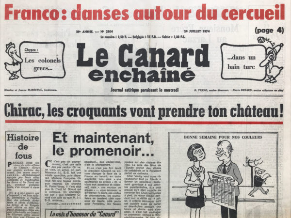 Couac ! | N° 2804 du Canard Enchaîné - 24 Juillet 1974 | Franco : danse autour du cercueil-Chypre  : les colonels grecs  ... Dans un bain turc-Chirac, les croquants vont prendre ton château ! -Fini le prestige-La France ne craint plus l'humilité-Mr Frère au Larzac-Prison : chasser les occupants abusifs-il n'y a plus d'affaires Aranda  : les coquins à la barre  ...- Grèce : des généraux amaigris-la colère verte  : pour Chirac, c'est la saison des vidanges-vie et remords de Franco-on danse autour du cercueil-Les derniers spasmes de l’Amer- Il n'y a plus d'affaires Aranda  : les coquins à la barre  ..., par René Bourdier - L'article rapporte la récente décision de non-lieu concernant Gabriel Aranda, accusé de vol de documents officiels. Cette décision, rendue par un juge d'instruction après 22 mois d'enquête, divise l'opinion publique. Le journaliste Thierry Maulnier, du Figaro et de l'Académie, remet en question l'éthique professionnelle d'Aranda, soulignant son obligation de garder le secret sur les dossiers dont il avait connaissance. D'autres voix s'élèvent également pour critiquer la divulgation de documents d'État à des médias tels que Le Canard enchaîné... C'est le cas d'Habib-DeIoncle, alors directeur de La Nation, qui dénonce cette pratique en soulignant son incompatibilité avec les principes gaullistes. L'article mentionne également d'autres scandales politiques et financiers, notamment celui impliquant Albin Chalandon, ministre de l'Équipement et du Logement. Il est accusé d'avoir favorisé un groupe financier privé au détriment de l'État dans une affaire immobilière. Léonard, récemment nommé à la tête de la société Cofiroute, est également cité dans cette affaire. Enfin, l'article conclut sur un appel à plus de transparence et d'intégrité dans la vie politique, exprimé notamment par Louis Leprince-Ringuet dans Le Journal du dimanche, et par le docteur Fric, ancien gestionnaire financier de l'U.D.R., qui regrette d'avoir demandé des faveurs à Chalandon.   | 2804