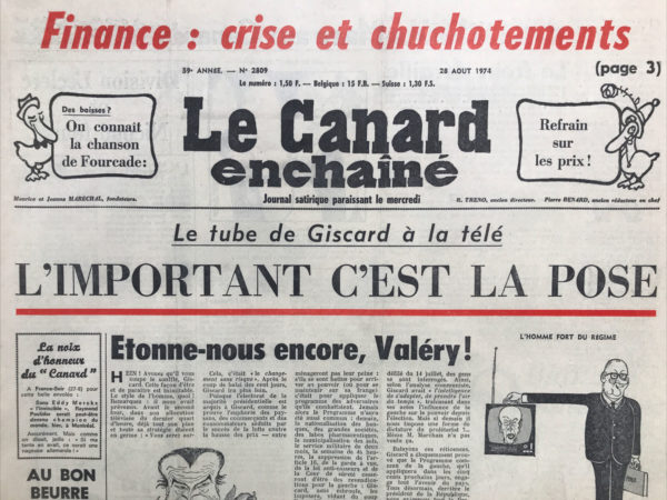 Couac ! | N° 2809 du Canard Enchaîné - 28 Août 1974 | Le tube de Giscard à la télé  : l'important c'est la pause - étonne nous encore, Valéry ! Essence, quand tu nous tiens ! Division-Leclerc et Nicoud fourré - Le coup des Halles : du vert ... et des pas mûres - crise crack boum ! Été grec : douche écossaise et chaud-froid de poulets - la haute finance en justice : blanche comme Suez - pour une année sainte où il y aura des pépins ... - Feu vert pour le pavot turc  : opium et casse-pipes - Val d'Isère : nouvelle ruée sur l'or blanc – l’enquête sur la catastrophe de Nantes  : ça ne décolle toujours pas - ouvrier agricole en Corse - Lettre d'un idiot a André Jarrot - Cinéma : grandeur nature (les poupées font la loi) - | 2809