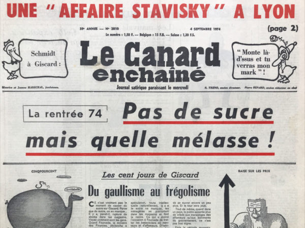 Couac ! | N° 2810 du Canard Enchaîné - 4 Septembre 1974 | Une affaire Stavisky à Lyon - fini, le régime de la peur ! Si les Français tremblent, ce sera de froid ! Lyon : le financier de la haute - romance à l’Élysée : les amours de Nad - la haute finance en justice : Suez, probité candide et « erreur matérielle » - fioul rationné : certains l'aiment chaud -les drames de la mer : sous-marin atomique à terre , un ! L'espace vert des halles : gazons, gazons - Gérald Ford : je ne suis pas Ford - après les banlieues dortoirs... Les crèche- bureaux - cinéma : les guichets du Louvre (le petit frère courage) - musical Hall : l'alcazar Paris c'est du shocking - le surnom de Fourcade : baisse-peu - La rentrée 74 pas de sucre mais quelle mélasse ! Les 100 jours de Giscard : du gaullisme au frégolisme – les sucriers veulent saler leur note - La consommation de sucre augmente plus vite que sa production, entrainant des prix mondiaux records. Dans deux articles publiés dans l'édition du 4 septembre 1974 du Canard enchaîné, le journal adopte un ton critique et ironique pour aborder la crise du sucre en France. À travers les articles, on perçoit une certaine méfiance à l'égard des manœuvres des dirigeants politiques et économiques, notamment en ce qui concerne la gestion des pénuries et des hausses de prix. Le premier article, d’André Ribaud, met en lumière le comportement des consommateurs face à la pénurie de sucre, pas franchement rassurés par l’annonce de maitrise des prix ni la « caution féminine » de Françoise Giroud. Le « Canard » mesure la panique provoquée par cette pénurie annoncée de sucre, que les spéculateurs et les politiciens, tels que le ministre des Finances Fourcade, exploitent pour leurs propres intérêts. Le second article, « Les sucriers veulent saler leur note », critique les actions des producteurs de betteraves et des acteurs de l'industrie sucrière, comme la Confédération générale des producteurs de betteraves, accusés de tirer profit de la situation en manipulant les prix et en exerçant une pression sur les autorités pour obtenir un relèvement des prix fixés par l’Europe. L'article suggère que, malgré les enjeux globaux du marché, ce sont les intérêts privés qui dominent la politique agricole française. Dans son ensemble, le Canard enchaîné dénonce une fois de plus ce qu'il perçoit comme une collusion entre les intérêts privés et les décisions politiques, nuisant au bien-être général des consommateurs et des petits agriculteurs. Le journal utilise son langage satirique éprouvé, pour souligner l'incompétence et l'opportunisme des dirigeants face à une crise qui, selon lui, aurait dû être mieux gérée. | 2810