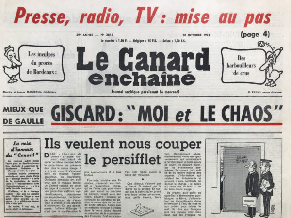 Couac ! | N° 2818 du Canard Enchaîné - 30 Octobre 1974 | Presse radio TV : mise au pas - les inculpés du procès de Bordeaux : des barbouilleurs de crus - Mieux que De Gaulle Giscard : « moi et le chaos » - Ils veulent nous couper le persifflet - les micros du « canard » - Popeye au pouvoir - René Haby  : Zorro est arrivé - le repérage des barbouzes US - Jarrot au pouvoir - sauve Kippour - les postiférés - l'affaire Dassault en hollande : des aveux qui volent bas... Qualité de vie : des boues et des couleurs - Europe 1 et les autres… la mise au pas des persifleurs - Hachette à acheter - adieu Johnny ! Idi Amin Dada - Franco : pas morte la bête - lettres ou pas lettres enfin une bonne nouvelle : les Goncourt à l'agonie – cinéma : la gifle (pas de tarte du tout) -  Ubu à l'opéra - la situation dans les PTT : blocage des salaires ... Et des plis - | 2818