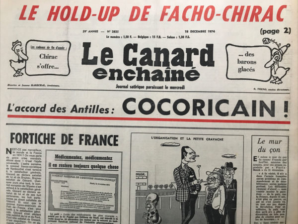 Couac ! | N° 2825 du Canard Enchaîné - 18 Décembre 1974 | Le hold-up de facho Chirac - Chirac s'offre des barons glacés - l'accord des Antilles : cocoricain ! Fortiche de France - L'Élysée chenil : les anti mémoires d'un labrador - 2 jetons pour la Palestine - Gauche unie : le gâte-sauce - l'encadrement du crédible - ainsi fond fond fond le su-sucre boursier - les gaffes du Vatican  : des trous dans le tronc - la mafia des médicaments défend et milliards - règlement de comptes d'apothicaires - pare-brise pour la sécurité routière  : du verre à l'œil - Le Havre : encore un plombier piégé - motus (Vivendi) et bouche cousue - les moutons de l'aéroport - cinéma : la femme aux bottes rouges - théâtre : le soleil foulé par les chevaux - tiercé truqué : jockeys des Orfèvres - Haro sur le Baudot - | 2825