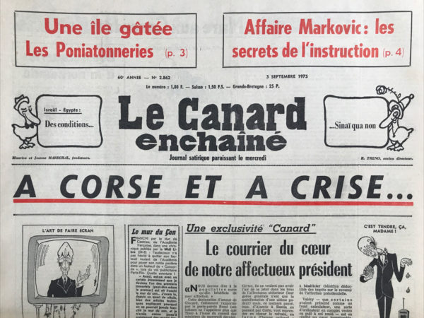 Couac ! | N° 2862 du Canard Enchaîné - 3 Septembre 1975 | L'affaire Markovic - Comment s'en débarrasser ? par Michel Gaillard - L'affaire Markovic, vieille de sept ans, suscite des tensions politiques. Malgré les tentatives de classement, le juge Ferré refuse le non-lieu, mettant en lumière des pressions. Pompidou, bien que non impliqué, est embarrassé par ses liens avec des suspects. Des politiciens cherchent à étouffer l'affaire pour protéger l'image du président. Des manipulations politiques et des scandales émergent, mettant en cause l'indépendance de la justice. La décision finale reste incertaine, mais des paris circulent. Cette affaire, issue d'un fait divers, expose les tensions entre pouvoir politique et justice, révélant les dessous du monde politique français. | 2862