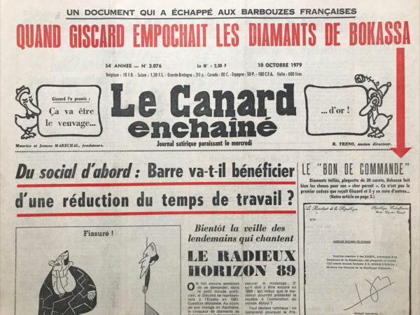 Couac ! | N° 3076 du Canard Enchaîné - 10 Octobre 1979 | Le 10 octobre 1979, trois semaines après la chute de Jean-Bedel Bokassa, qui s’était autoproclamé « empereur à vie de Centrafrique » en 1977, le Canard Enchaîné titre : « Quand Giscard empochait les diamants de Bokassa », sous la plume de Patrice Vautier. Le Palmipède publie un fac-similé d’une commande de Jean-Bedel Bokassa, révélant que ce dernier a remis en 1973 à Valéry Giscard d’Estaing, alors ministre des Finances, une plaquette de diamants de trente carats. Le Canard enchaîné relance l’affaire un an plus tard, le 17 septembre 1980, en publiant un entretien téléphonique Jean-Bedel Bokassa. Ce dernier affirme « avoir remis à quatre reprises des diamants au couple présidentiel. Vous ne pouvez pas imaginer ce que j’ai remis à cette famille-là », insiste Bokassa. VGE tente de se défendre, sans grand succès. Deux ans plus tard, il perd l’élection présidentielle face à François Mitterrand. | 3076