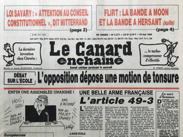 Couac ! | N° 3317 du Canard Enchaîné - 23 Mai 1984 | Débat sur l'école : opposition dépose une motion de tonsure - une belle arme française : l'article 49 3 - loi Savary : des dispositions pas très catholiques - le RPR purifie Simone Veil - coup de frein au licenciement et direction bloquée : chez Citroën, la panne continue - quand les boursicoteurs succombent au parfum d'Arabie - les marocains ne sont pas aidés : le retour au pays ressemble au parcours du combattant – pétrole : les navires coulent et les actions montent – L’ Équipe Hersant dans le carnaval mooniste - Bokassa distribue des sous aux soldats – cinéma : la femme publique (elle vaut le dérangement) - 35 heures : le patronat frémit d'horaire - | 3317