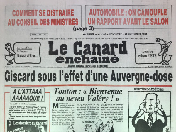 Couac ! | N° 3335 du Canard Enchaîné - 26 Septembre 1984 | Comment se distraire au Conseil des ministres- automobile : on camoufle un rapport avant le salon - Les extraditions de basques : raison d'état... Contre raison d'ETA – Giscard sous l'effet d'une Auvergne dose – police : les petites cellules grises de l'Élysée - Fiterman se réfugie sous l’attente - Le rapport Dalle mis au garage : les défauts de l'automobile française ne doivent pas être exposés avant le salon – Monaco, le poids du prince, le chèque des photos - Au tableau de chasse de la Cour des comptes : les tours de passe-passe du maire de Tours - l'usine baladeuse de Renault : les savoyards raflent 200 emplois promis par Fabius aux lorrains – Cinéma : Paris Texas (une belle balade) de Wim Wenders - | 3335