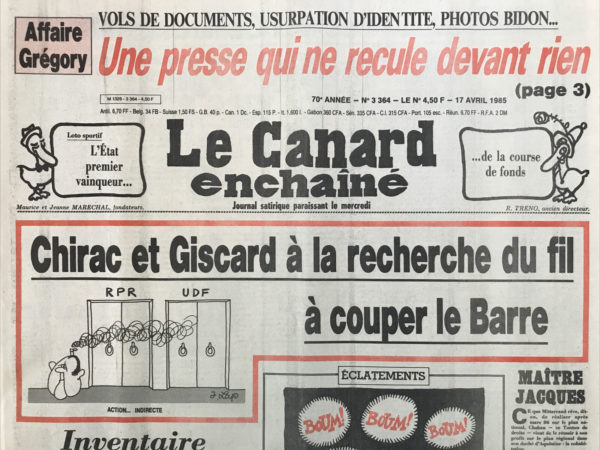 Couac ! | N° 3364 du Canard Enchaîné - 17 Avril 1985 | Vol de charognards au-dessus d'un nid de corbeaux 16 octobre 1984, 21 heures. 4 heures après le signalement de sa disparition par sa mère Christine, le corps de Grégory Villemin, 4 ans, est retrouvé à Docelles (Vosges), dans l'eau de la Vologne, à ~ 7 km du domicile familial de Lépanges-sur-Vologne. Ses jambes et ses mains sont entravées par une mince cordelette. La mort de cet enfant suscite une grande et légitime émotion dans le pays, mais provoque aussi un emballement médiatique démesuré. Dans ce numéro 3364 du Canard enchaîné du 17 avril 1985, après 7 mois d'errance de l'enquête du juge d'instruction Jean-Michel Lambert, de mystères (les lettres anonymes du ou des corbeaux), de rebondissements et de drames (l'assassinat le 29 mars 1985 de Bernard Laroche par son cousin germain Jean-Marie Villemin, le père de Grégory), Georges Marion dresse le sinistre bilan d'une certaine presse de caniveau, qui rivalise d'ignominie, de vulgarité, de manipulation et de trucage: "Les journaux à sensation sont à la fête depuis six mois. De l'affaire Grégory, fait divers horrible, ils font leurs choux gras et même obèses. Il y a des décennies que ce qu'il est convenu d'appeler la "grande presse" n'avait pas eu à se mettre sous la plume un feuilleton criminel aussi palpitant. "Ça me rappelle l'affaire Dominici", disent les vieux de la vieille". Et comme "jour après jour, semaine après semaine, quotidiens et hebdomadaires qui "couvrent" cette histoire se vendent comme des petits pains", il en résulte "une sordide bagarre dans laquelle tous les coups sont permis". Marion égrène les exemples: "Certains journalistes se font passer pour des policiers, pour abusivement faire parler des témoins. D'autres, moins camouflés mais tout aussi vicelards, ont profité des interviews pour voler les albums de photos des familles Villemin et Laroche. Au lendemain des obsèques du petit Grégory, un photographe particulièrement gonflé a dévissé le médaillon d'émail fixé sur la tombe de l'enfant". S'agissant alors de l'unique photo de Grégory, "l'astucieux dévisseur, ravi et sans vergogne, a ainsi réalisé un scoop". Autre "preuve de tact: un journaliste qui achète des jouets pendant les fêtes de Noël pour faire poser les parents Villemin devant la tombe de leur enfant, en tenant dans leurs bras les cadeaux qu'ils auraient pu lui offrir". Conclusion: "un abominable pastis journalistique". A l'approche du 40ème anniversaire du décès de Grégory, l'instruction est toujours en cours et fait l'objet de nouvelles investigations depuis 2017, alimentant l'espoir, toutefois de plus en plus ténu, que les progrès scientifiques (stylométrie, nouvelles comparaisons ADN, analyse des enregistrements du corbeau) permettent de faire parler d'anciennes pièces à conviction... SP | 3364