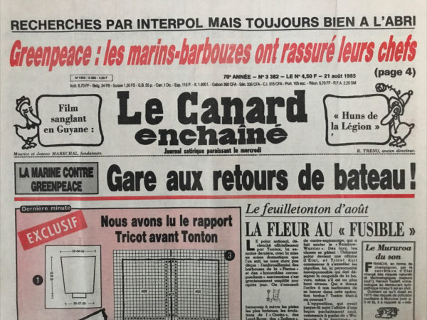 Couac ! | N° 3382 du Canard Enchaîné - 21 Août 1985 | L’article de Claude Angeli, paru dans Le Canard Enchaîné le 21 août 1985, traite de l’affaire du Rainbow Warrior, un navire de Greenpeace coulé par les services secrets français, la DGSE, en Nouvelle-Zélande. Cette opération, visant à empêcher Greenpeace de perturber des essais nucléaires français dans le Pacifique, a rapidement tourné au fiasco diplomatique et politique, tant en France qu’à l’étranger. Angeli évoque les mandats d'arrêt internationaux émis contre les agents français impliqués dans l’opération, nommés dans l'article comme "les marins de l'Ouvéa". Malgré cela, ces agents ont pu rentrer en France sans encombre, sous la protection des autorités françaises. L'auteur souligne le soulagement des responsables français, qui minimisent l'impact des mandats et l'indignation néo-zélandaise, tout en menant une campagne de désinformation. Le ministre de la Défense de l’époque, Charles Hernu, subit de plein fouet les critiques, tant de l’Élysée que du public. Angeli met en lumière les tentatives de Hernu de rejeter la responsabilité sur d’autres, mais souligne l’inévitable embarras et la pression croissante pour qu’il démissionne. Cette situation est rendue encore plus absurde par l'attitude de l'Élysée, qui semble vouloir étouffer l'affaire malgré son ampleur internationale. L'article critique sévèrement la gestion de la crise par le gouvernement français, particulièrement la lenteur et l’opacité de ses actions. Angeli ne manque pas d’ironie en évoquant la "piscine", surnom des bureaux de la DGSE, et en utilisant le terme "taupinière" pour décrire l’opération, soulignant ainsi son caractère maladroit et mal préparé. L’article dénonce déjà avant les conclusions du rapport Tricot et de l’enquête sur place, l’incompétence et l’arrogance des autorités françaises dans cette affaire, mais aussi les conséquences désastreuses de cette opération sur la crédibilité internationale de la France. | 3382