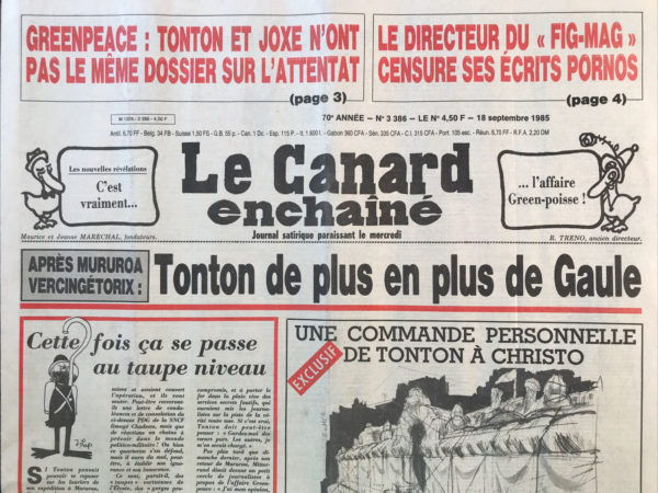 Couac ! | N° 3386 du Canard Enchaîné - 18 Septembre 1985 | La "Piscine" prend l'eau... 10 juillet 1985 : le Rainbow Warrior, ancien chalutier devenu le navire amiral de l'organisation écologiste Greenpeace, coule dans le port d'Auckland en Nouvelle-Zélande. Il s'agit d'un sabotage, qui fait une victime : Fernando Pereira, photographe. Comme le bateau s'apprêtait à appareiller pour gêner une campagne d'essais nucléaires dans l'atoll de Mururoa, les services secrets français sont immédiatement soupçonnés. Dans le numéro 3386 du Canard enchaîné, Georges Marion essaie de faire le tri entre différents scénarios mais "aucun ne grandit l'image de la France éternelle". Tâche ardue, d'autant que "les barbouzes de la "Piscine" (la Direction Générale de la Sécurité Extérieure, dirigée par l'Amiral Lacoste) reprochent aux policiers français, par mépris des militaires, de refiler trop de renseignements à leurs homologues néo-zélandais dans leur enquête". Reflet aussi de l'embarras qui existe au plus haut sommet de l’État et de l'affrontement entre Pierre Joxe, ministre de l'Intérieur, et son rival, Charles Hernu, ministre de la Défense, commanditaire de l'opération, avec l'aval de L’Élysée. Budget de l’opération : 1,5 million de francs. A Auckland, le commandant Alain Mafart et la capitaine Dominique Prieur, alias les "faux époux Turenge", ont transféré le matériel nécessaire depuis leur camionnette de location dans un canot pneumatique, où ont pris place 3 nageurs de combat (le pilote est Gérard Royal, frère de Ségolène !). Ces derniers placent 2 mines sous la coque, reliées entre elles et devant exploser à 5 minutes d’intervalle : la première de 5 kilos, contre le safran, est de faible puissance pour provoquer l'évacuation de l'équipage; la seconde de 15 kilos, près de la salle des machines, pour l'envoyer par le fond. A la première explosion, l'équipage quitte le navire qui prend l'eau. Hélas, le photographe est remonté à bord pour récupérer ses équipements photographiques et est tué par la seconde explosion. Le 22 septembre, Laurent Fabius, premier ministre, finit par reconnaître que les services secrets français ont mené l'attaque du Rainbow Warrior. Charles Hernu démissionne et l'Amiral Lacoste est limogé. Rapidement arrêtés, plaidant coupables pour homicide involontaire, Mafart et Prieur écopent de 10 ans de prison (ils seront rapatriés en 1987 et 1988 respectivement). La France devra présenter des excuses officielles à la Nouvelle-Zélande et lui verser 7 millions de $ de dommages et intérêts. La France paiera aussi 8,2 millions de $ à Greenpeace. Après renflouement, l'épave du Rainbow Warrior fut remorquée et coulée au large, où elle fait désormais le bonheur de plongeurs sous-marins, pacifistes ceux-là... SP | 3386