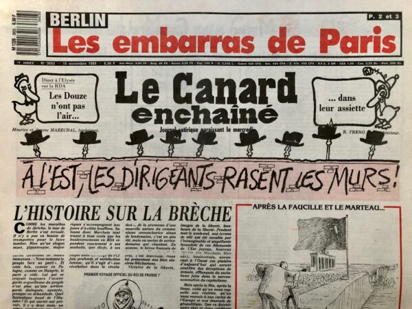 Couac ! | N° 3603 du Canard Enchaîné - 15 Novembre 1989 | L'histoire sur la brèche, par André Ribaud "Comme les murailles de Jéricho, le mur de Berlin s'est écroulé. Il n'y a pas eu besoin de trompettes pour le faire tomber... Quel fantastique bond de l'histoire !". Ainsi commence l'article d'André Ribaud (alias Roger Fressoz, le Directeur du Canard), dans ce numéro paru 6 jours après la chute du "mur de la honte", érigé en août 1961, symbole du clivage idéologique et politique de la guerre froide. "D'abord, c'est la fin de Yalta, ou ce qui est censé être Yalta: le partage américano-soviétique de l'Europe en deux blocs". Certes, "mais voilà que, depuis la mort militaire du Mur, on entend dans ses entrailles un remuement inquiétant, comme le crissement d'un nœud de vipères: la réunification de l'Allemagne".Ce n'est pas du goût de tout le monde et A. Ribaud rappelle le "syndrome de Mauriac", l'auteur du nœud de vipères justement, "qui aimait tant l'Allemagne qu'il en préférait deux, et qui serait sûrement épouvanté à l'idée que les deux pourraient n'en faire qu'une, un seul Grossdeutschland de près de 80 millions d'habitants, déséquilibrant l'Europe et dominant la Mitteleuropa".De facto, sous la férule du chancelier Helmut Kohl, après la signature du traité du 31 août 1990 entre la RFA et la RDA, la réunification allemande est effective le 3 octobre 1990.      SP | 3603 1