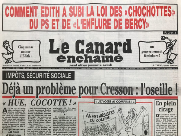 Couac ! | N° 3682 du Canard Enchaîné - 22 Mai 1991 | 22 mai 1991: Hue, Cocotte ! Michel Rocard, chantre de la "Deuxième gauche", grand rival de François Mitterrand depuis le congrès du Parti Socialiste à Metz en 1979, aura tenu 3 ans et 5 jours à Matignon. Les deux hommes se détestent et cette période du début du second septennat de Mitterrand s'apparente à une nouvelle cohabitation. Sa popularité ayant faibli, celui que le Canard enchaîné a surnommé "Rocky" est débarqué le 15 mai 1991. Pour lui succéder, reviennent les noms de Pierre Joxe, Jean-Louis Bianco, Elisabeth Guigou, Michel Delebarre, Roland Dumas, Robert Badinter et Edith Cresson. Finalement, Mitterrand, qui a toujours rêvé d'en faire sa Margaret Thatcher, nomme Edith Cresson "Premier ministre". C'est la première femme chef de gouvernement en France. Dans le numéro du 22 mai 1991, le Directeur du Canard enchaîné, André Ribaud, écrit : "A la fin, on ne savait plus vraiment quelle était la politique Rocard ni s'il y en avait encore une. Mais il y avait toujours la méthode Rocard. Aujourd'hui, on ne sait pas clairement quelle sera la politique d’Édith Cresson ni si Tonton jugera indispensable qu'elle en ait une. Mais il y a déjà le style Cresson. Style contre méthode, c'est le match du moment. Le style Cresson, d'après les premières indications données par son initiatrice, est tout d'énergie, de primesaut, d'allant, d'élan. Il ne s'agit pas de faire du surplace, il faut foncer. Alors "Hue, Cocotte !". "Hue, Cocotte", c'est le nom de code que les policiers chargés de la protection D’Édith lui ont donné bien avant son entrée à Matignon. Comme elle était toujours en mouvement, dynamique, prête à lever le pied, ils ont trouvé que ce sobriquet trottinant lui irait bien. "Hue, Cocotte !". Cette nomination audacieuse sera suivie de 2 mois d'état de grâce. Puis, les choses vont rapidement se gâter. L'esprit volontaire mais brouillon de la Première ministre, ses gaffes diplomatiques et ses propos, vifs, voire insultants, vont ternir son image et désespérer sa famille politique. Ainsi, ses propos à propos de l'homosexualité, qui serait "différente et marginale" et plus proche des coutumes "anglo-saxonnes" que des usages "latins". Elle lance aussi "la bourse, j'en ai rien à cirer". Elle assimile les japonais a des "fourmis", menant des existences démesurément laborieuses. D'un autre côté, elle est aussi victime de la dureté de la presse et du machisme de la classe politique. Sa marionnette au Bébête show, la panthère "Amabotte", la présente comme une lèche-botte du président Mitterrand. Une caricature violente, sexiste et jugée dégradante par les féministes. L'expérience prend fin au bout de 10 mois et 18 jours, le 2 avril 1992, record de brièveté d'un chef de gouvernement sous la Ve République (record battu en mai 2017 par Bernard Cazeneuve). Edith Cresson est remplacée par Pierre Bérégovoy, son ministre des Finances, avec qui elle était à couteau tiré et qu'elle surnommait, dans son langage fleuri, "l'enflure de Bercy"... SP | 3682