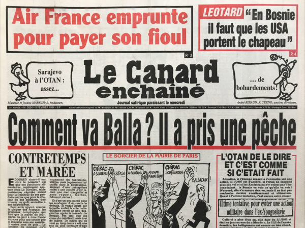 Couac ! | N° 3824 du Canard Enchaîné - 9 Février 1994 | Comment va Balla ? Les impôts baissent mais pas pour tout le monde- Pasqua ne sort pas très frais de la manif des pêcheurs, et il accuse les socialistes de pêcher en eaux troubles- un poulet de haut vol échappe à l'abattoir- Air France n'a plus de quoi payer son fioul, la compagnie emprunte pour régler les salaires- Querelle franco-américaine et bagatelles autour d'un massacre -  la folle histoire de corruption qui fait courir le juge van Ruymbeke : Lang, Léotard, Toubon… L'un des héros de cette histoire cajolait élus, banquiers et barbouzes – Sarajevo : il est urgent de passer à l'inaction- cinéma : Jeanne la pucelle (Rivette met les bûchers doubles) - Il a pris une pêche- En Bosnie, un Occident et si vite arrivé... par Dominique Durand - L'article de Dominique Durand, publié dans "Le Canard enchaîné" le 9 février 1994, critique sévèrement l'inaction et l'hypocrisie des puissances occidentales face aux conflits en Bosnie-Herzégovine. Il dénonce le contraste entre les discours belliqueux de dirigeants comme Bill Clinton et l'inaction réelle sur le terrain, tout en soulignant l'influence déterminante des médias et de l'opinion publique sur les décisions politiques. Durand utilise un ton sarcastique pour montrer le décalage entre les promesses de frappes aériennes contre les forces serbes et la réalité des considérations politiques et diplomatiques qui freinent toute action concrète. Il évoque les divergences au sein de l'OTAN, notamment la nécessité de l'unanimité des membres, ce qui complique toute prise de décision, et pointe du doigt le jeu de pouvoir et les farces diplomatiques qui se jouent aux dépens des populations civiles prises au piège de la guerre. Le texte critique également la réaction de la Russie et des pays occidentaux, y compris la France, qui semblent plus préoccupés par leur image et leur discours que par des actions efficaces pour mettre fin aux souffrances en Bosnie. Durand met en lumière la frustration des habitants de Sarajevo, qui, malgré les promesses et les démonstrations de force des avions de l'ONU, continuent de subir les bombardements et les privations. En conclusion, Durand dépeint un tableau sombre de la gestion internationale du conflit en Bosnie, où les tergiversations, les intérêts politiques et l'inaction prédominent, laissant les populations civiles démunies et méprisées. Le texte est une critique acerbe de l’inefficacité et de l’hypocrisie des puissances mondiales face à une crise humanitaire majeure.   | 3824