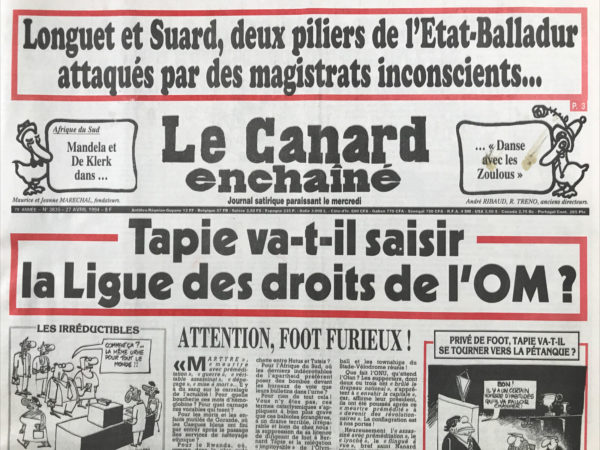 Couac ! | N° 3835 du Canard Enchaîné - 27 Avril 1994 | Longuet et Suard, 2 piliers de l'état Balladur attaqués par des magistrats inconscients… Afrique du Sud : Mandela et Declerck dans… « Danse avec les zoulous » - tapie va-t-il saisir la Ligue des droits de l'OM ? Les enfants d’Édouard : c'est vous, les jeunes ? Eh bien, continuez ! Grossouvre mais petite santé ? Le 14e duc de Rohan écrit au canard - un petit juge prépare un raid sur l'autel particulier d'un seigneur de l'industrie : sur la piste de 80 millions surfacturé par Alcatel à France Télécom, le magistrat s'intéresse aux travaux effectués chez Pierre Suard, patron du groupe incriminé - Le patron de TF1 un fait un bras d'honneur à Sarkozy - Van Ruymbeke lâche les caisses du PR pour fouiller les poches de Longuet - Une belle bouillie fiscale dans le Bordelais - La mairie de Paris transforme des HLM en taudis - le lobby de l'alcool s'active jusqu'à plus soif - La Yougoslavie : une guerre cruelle ? Mon œil ! Radovan Karadzic : le serbe des poètes disparus. Sous des dehors bourreau se cache un poète amateur doublé d'un psychiatre parano. Un mélange qui tue ! | 3835